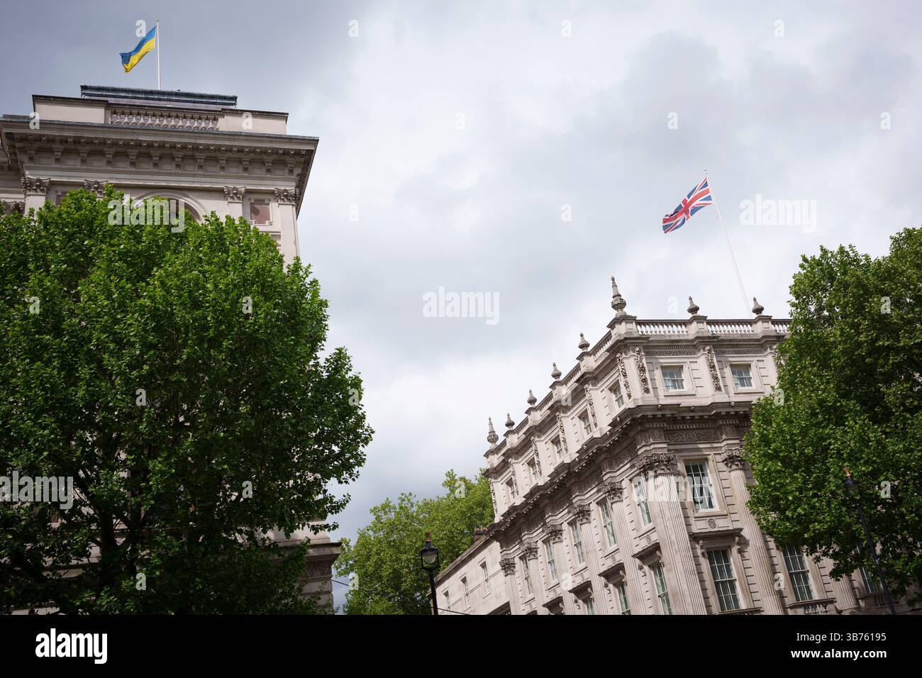 Le drapeau ukrainien et l'Union Jack volent ensemble au-dessus de Downing Street et Whitehall avant le défilé militaire à Whitehall, pour le 80ème anniversaire du VE Day (la fin officielle de la guerre en Europe), le 5 mai 2025, à Londres, en Angleterre. Des membres de l'armée ukrainienne ont pris part à la marche cérémonielle dans le centre de Londres. Banque D'Images