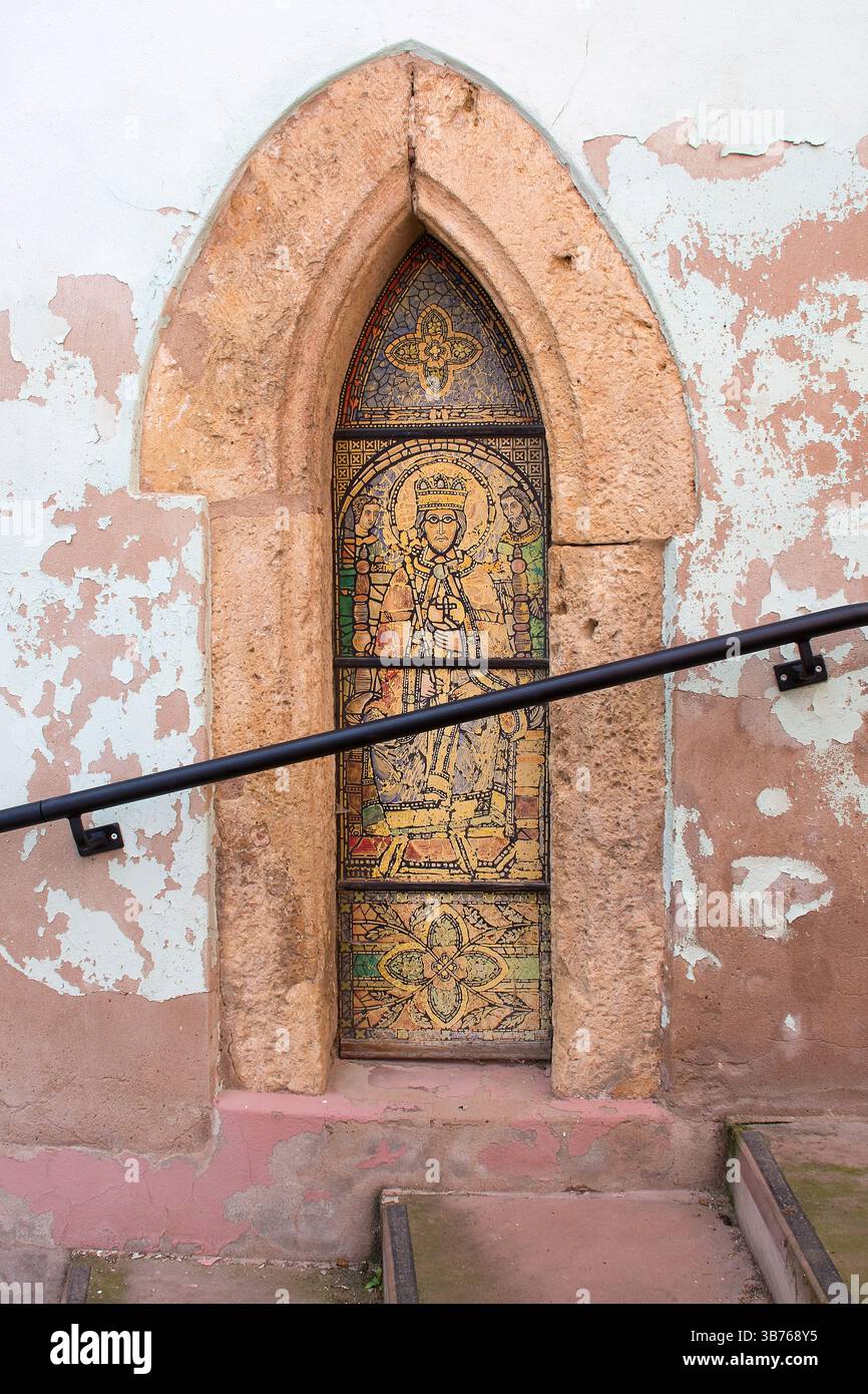 Bouxwiller, Grand est en France, fenêtre gothique dans un mur de maison à côté de l'église protestante Banque D'Images