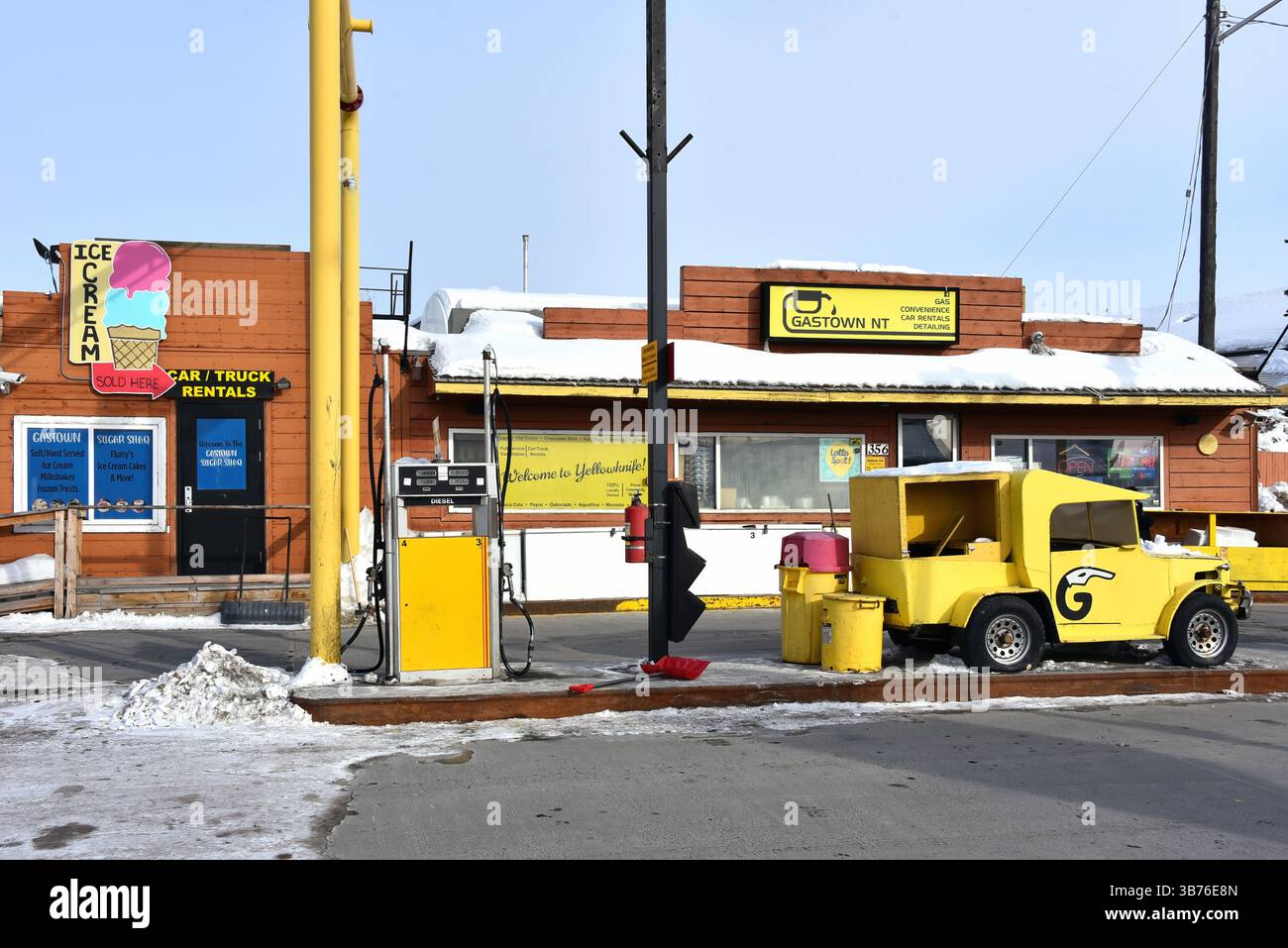 Yellowknife, Canada - 31 mars 2025 : Gastown NT est une entreprise qui comprend une station-service à service complet, un grill, un dépanneur et une boulangerie. Banque D'Images