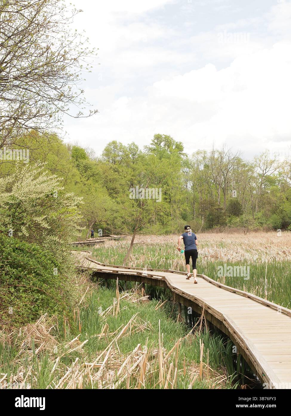 Deux femmes empruntent la promenade Vernon NJ qui est reliée à la piste Appalachian Trail qui longe l'est des États-Unis de Géorgie au Maine. Banque D'Images