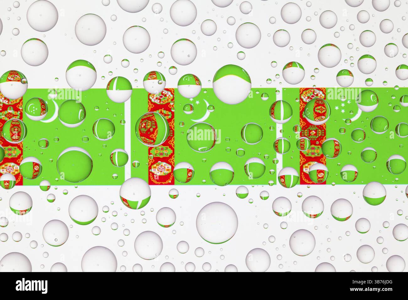 Drapeaux du Turkménistan derrière un verre recouvert de gouttes de pluie. Illustration 3D. Banque D'Images