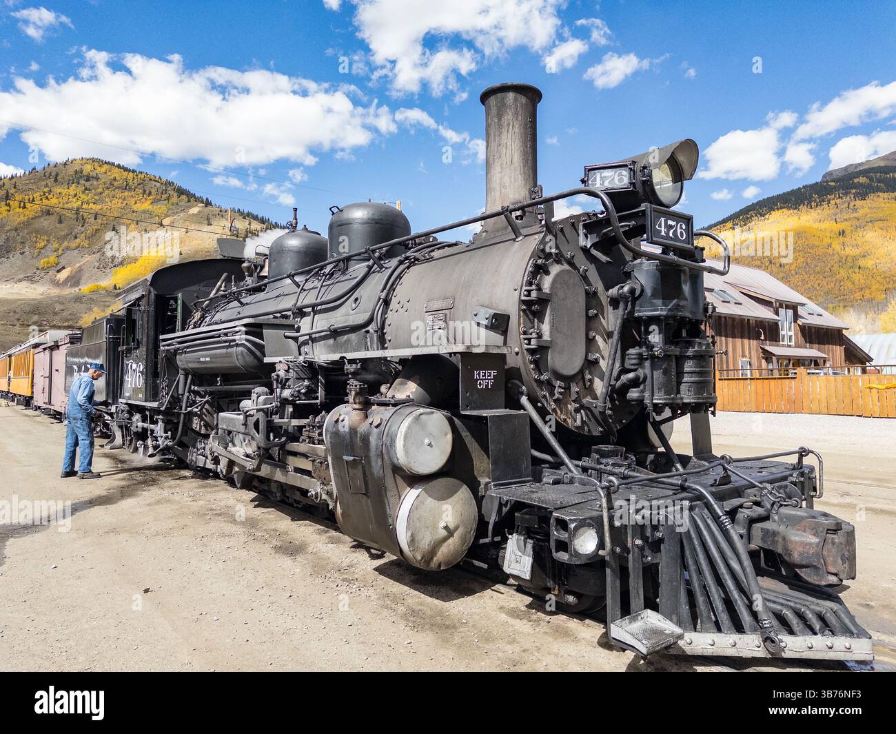 Durango, CO - 7 octobre 2023 : le train à vapeur historique Silverton-Durange Railroad est prêt à partir de la gare de Silverton Banque D'Images