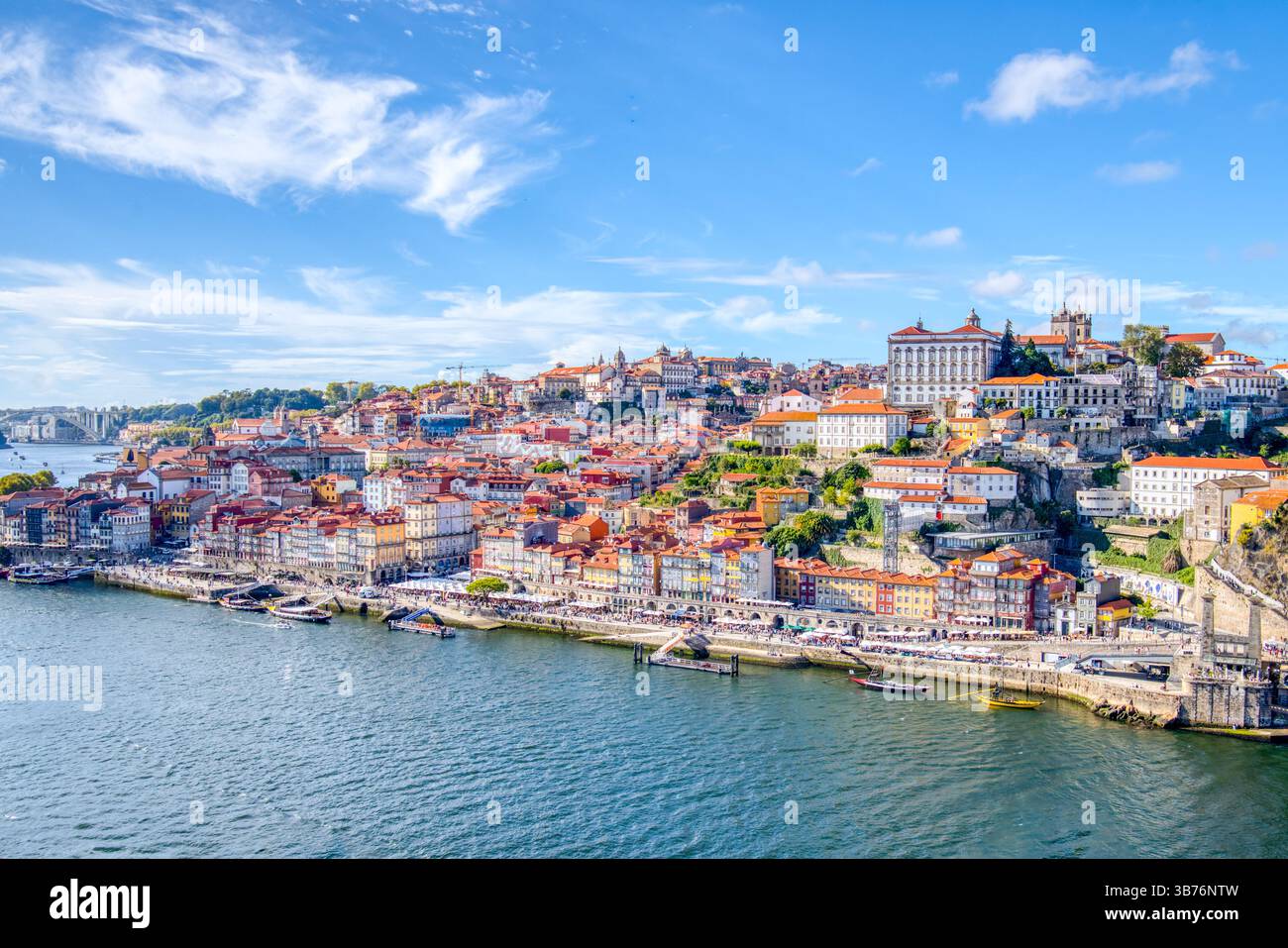 Porto, Portugal - 9 septembre 2023 : skyline de la ville historique de Porto, Portugal le long du fleuve Douro Banque D'Images