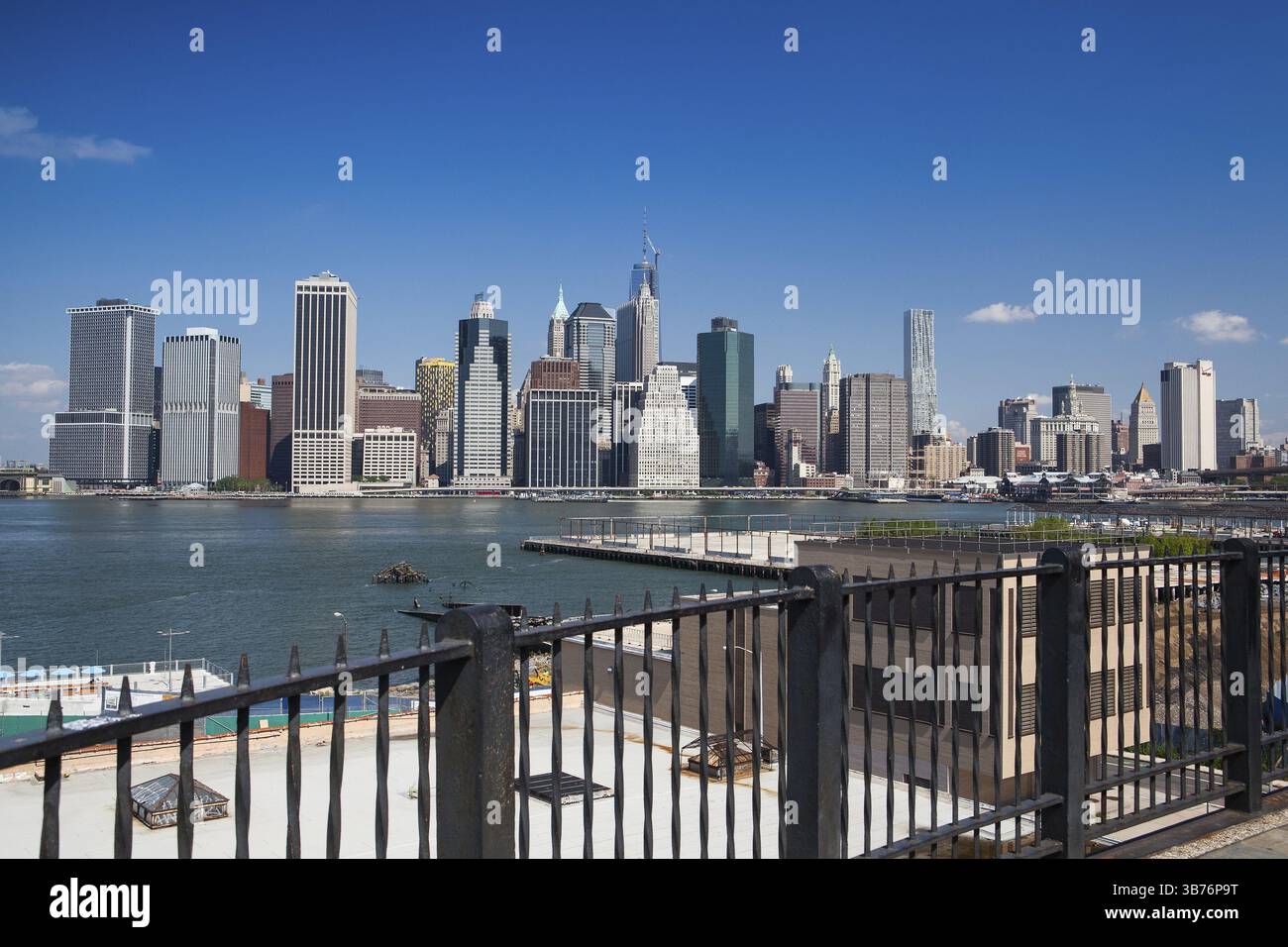 Manhattan skyline de la promenade du côté de Brooklyn - New York, NEW YORK Banque D'Images