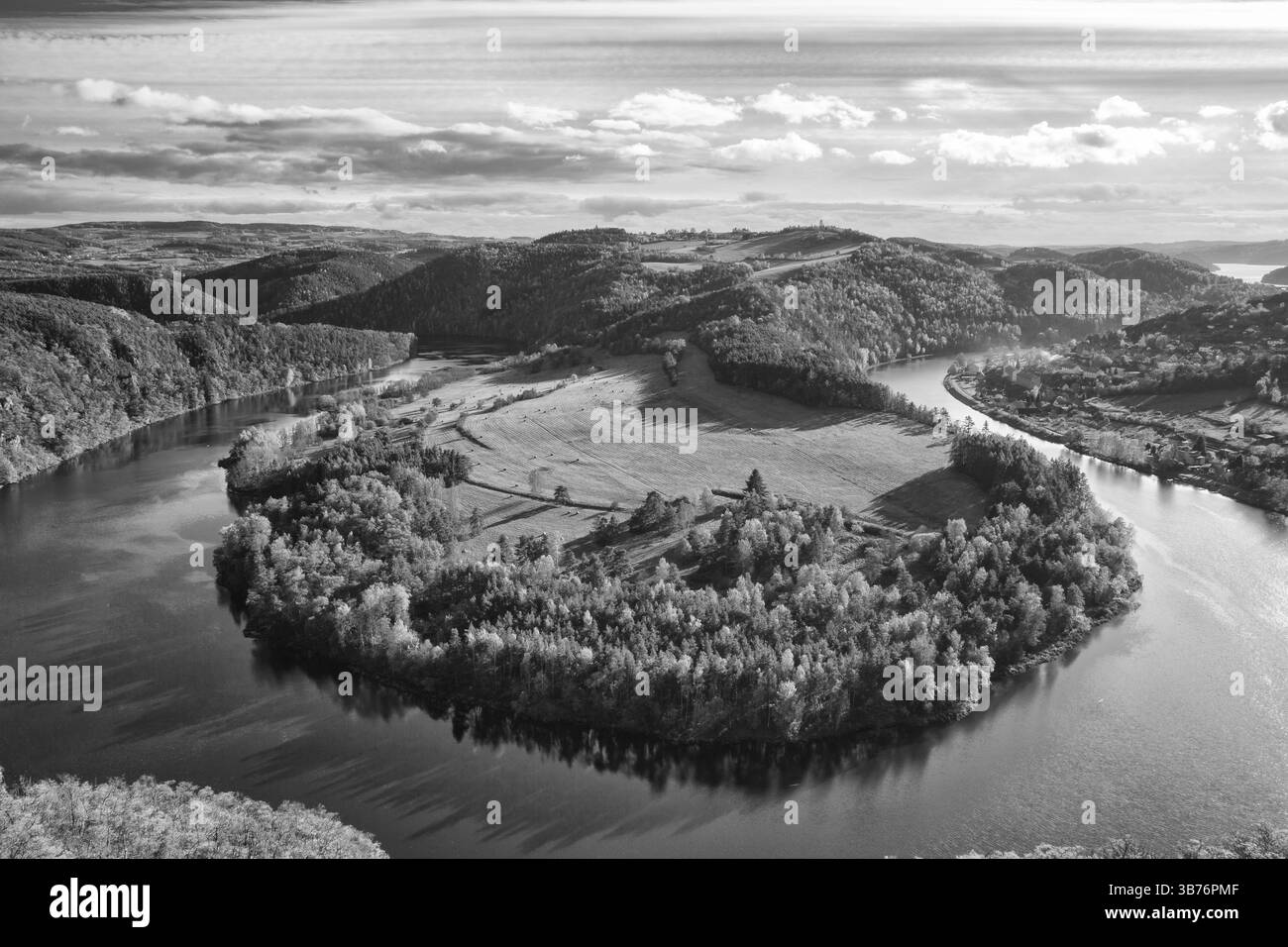 Vue célèbre sur la rivière Vltava, barrage de Slapy, République tchèque, image en noir et blanc, Europe Banque D'Images
