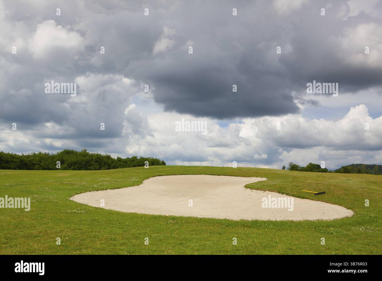 Bunker de golf de sable sur un terrain de golf vide avant la tempête Banque D'Images