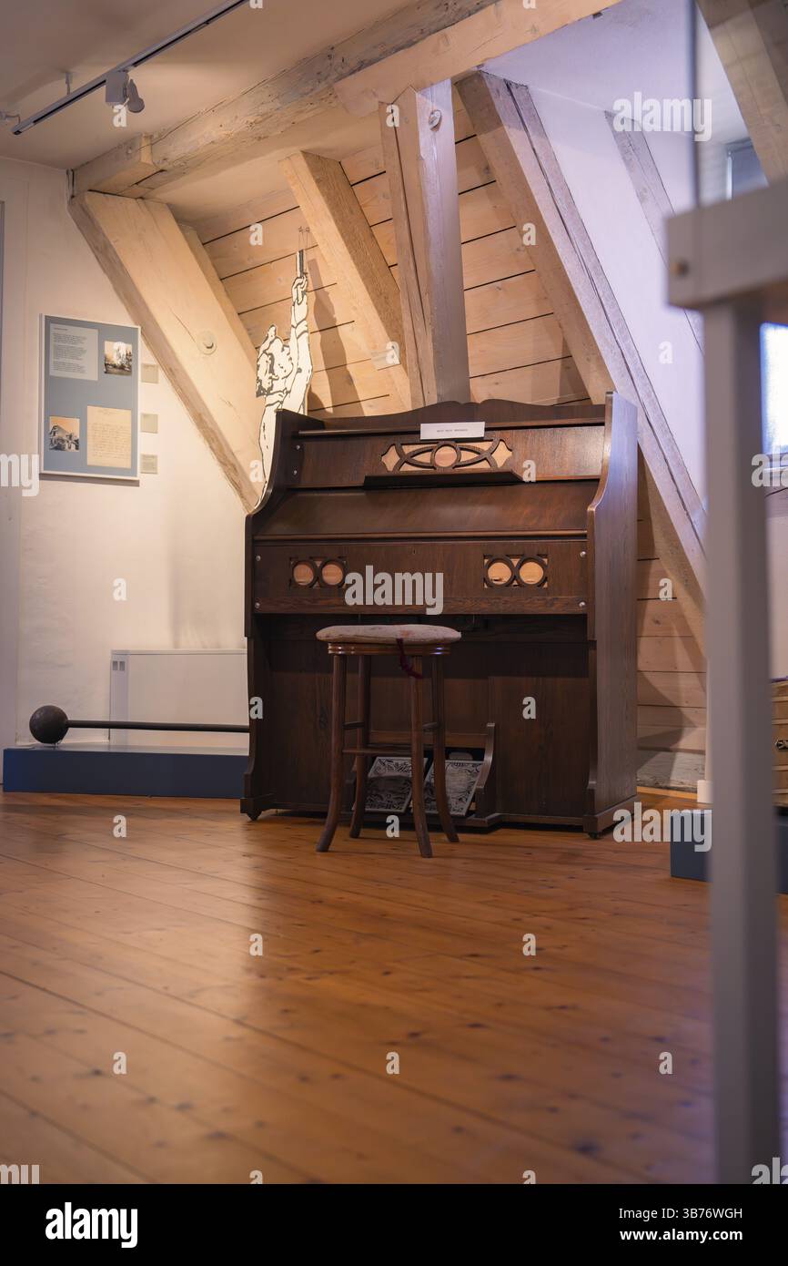 Orgue en bois dans une salle d'exposition avec plafond en bois et atmosphère historique, Musée du monastère, Calw Hirsau, Forêt Noire, Allemagne, Europe Banque D'Images