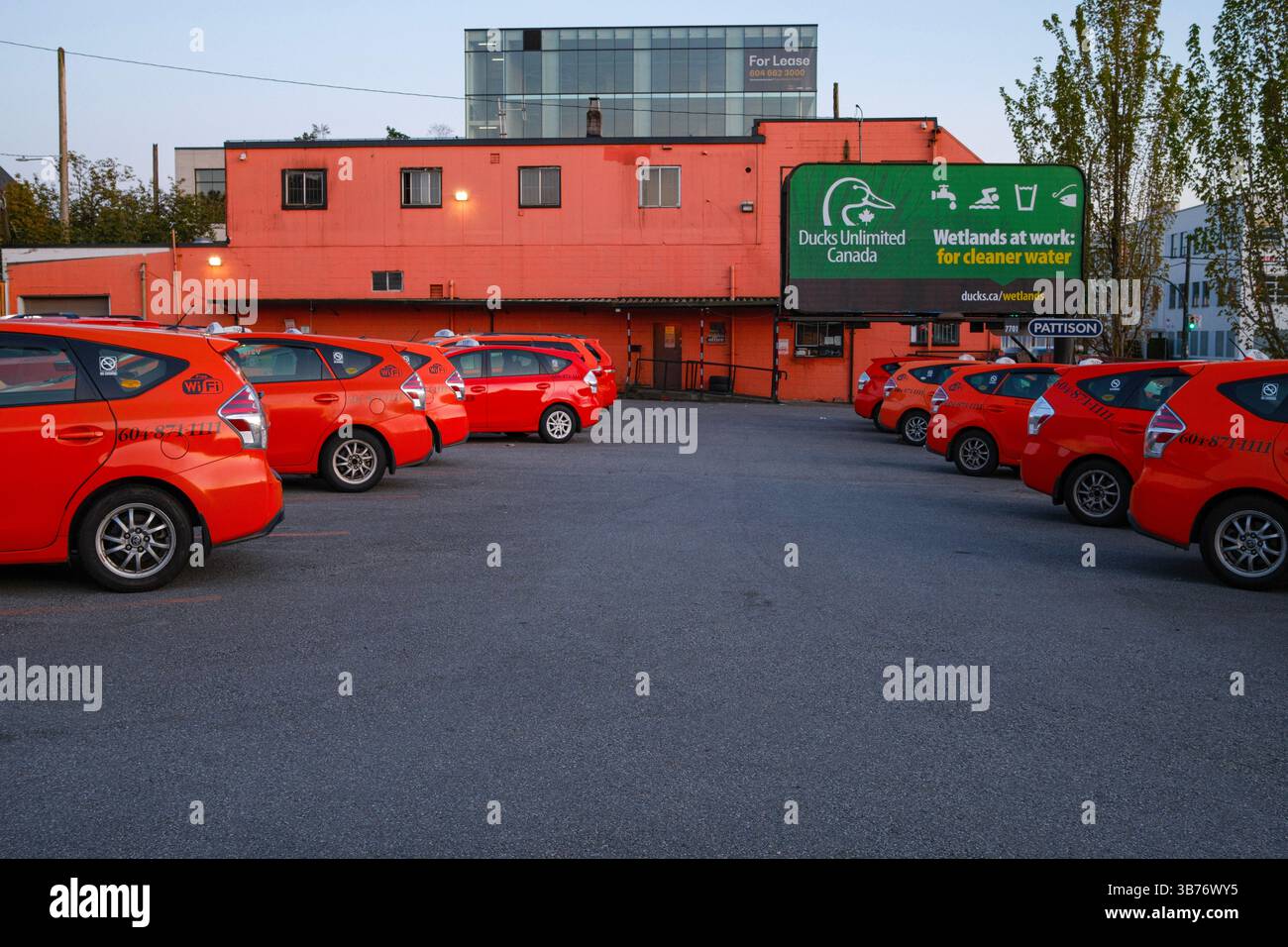 Une rangée de taxis fiscaux de Vancouver le long de Clark Drive à East Vancouver, en Colombie-Britannique. Banque D'Images