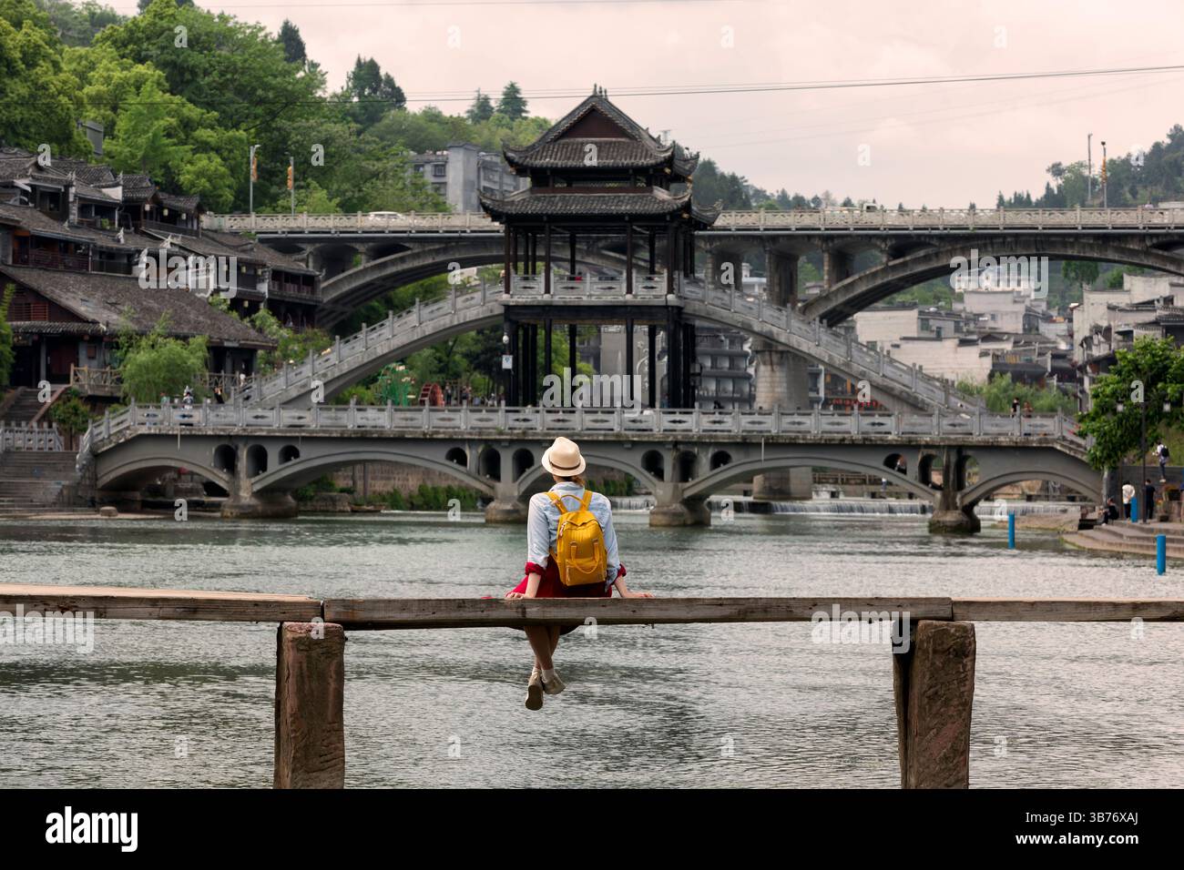Jeune femme touriste regardant le beau paysage de la ville antique de Feng Huang, la célèbre destination touristique de la province du Hunan, en Chine Banque D'Images