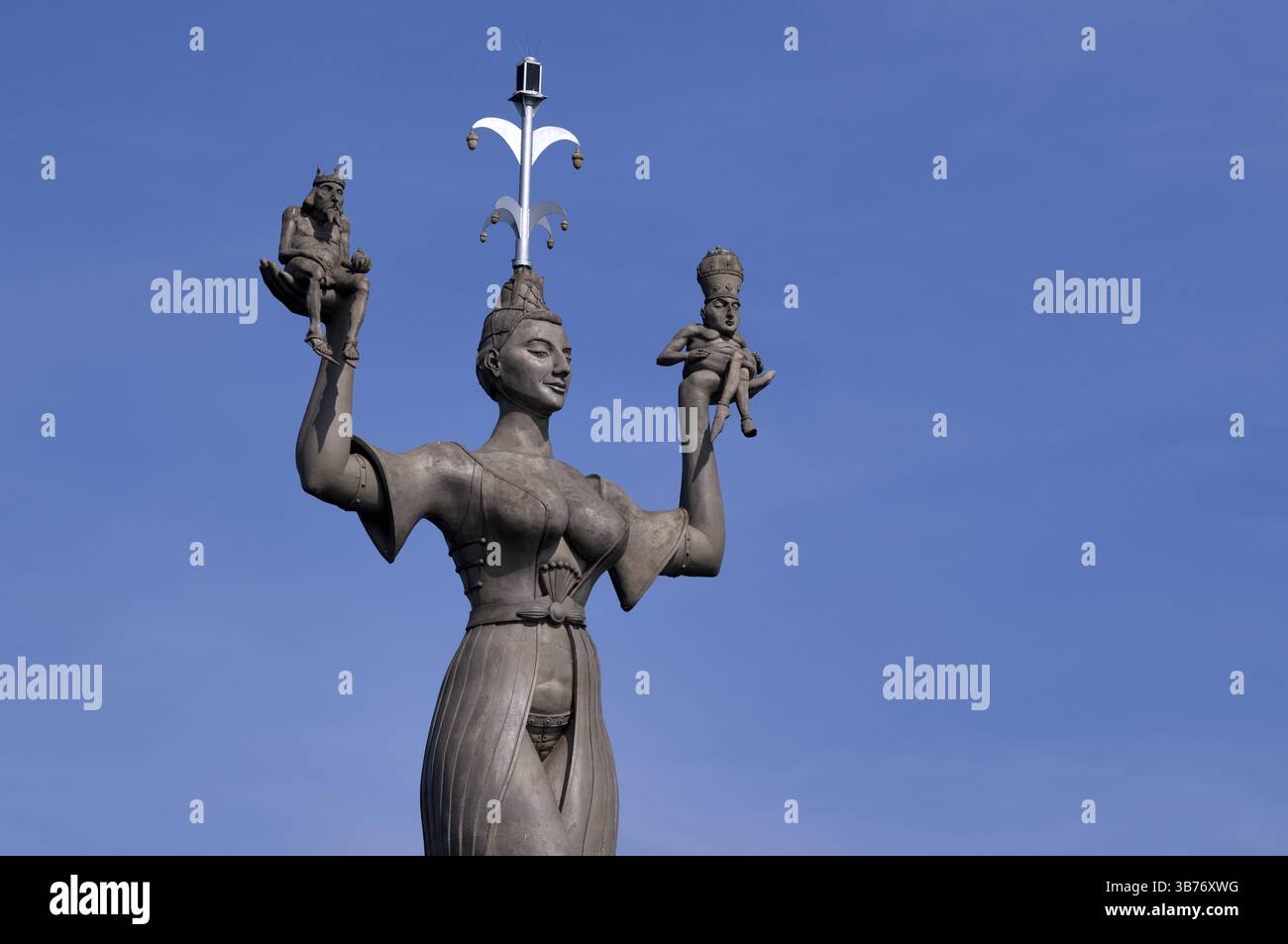 Imperia statue, dans sa main droite un roi avec couronne et orbe, dans sa main gauche un homme avec tiare papale, conçu par Peter Link, port, lac de Constance Banque D'Images