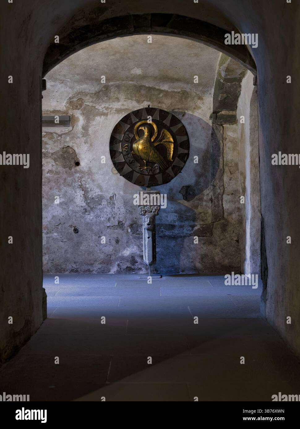 Photographie d'intérieur, disque roman historique de St John, disque d'or avec figure d'aigle, trésor, or, rond, disque de métal, crypte, cathédrale de notre garçon Banque D'Images