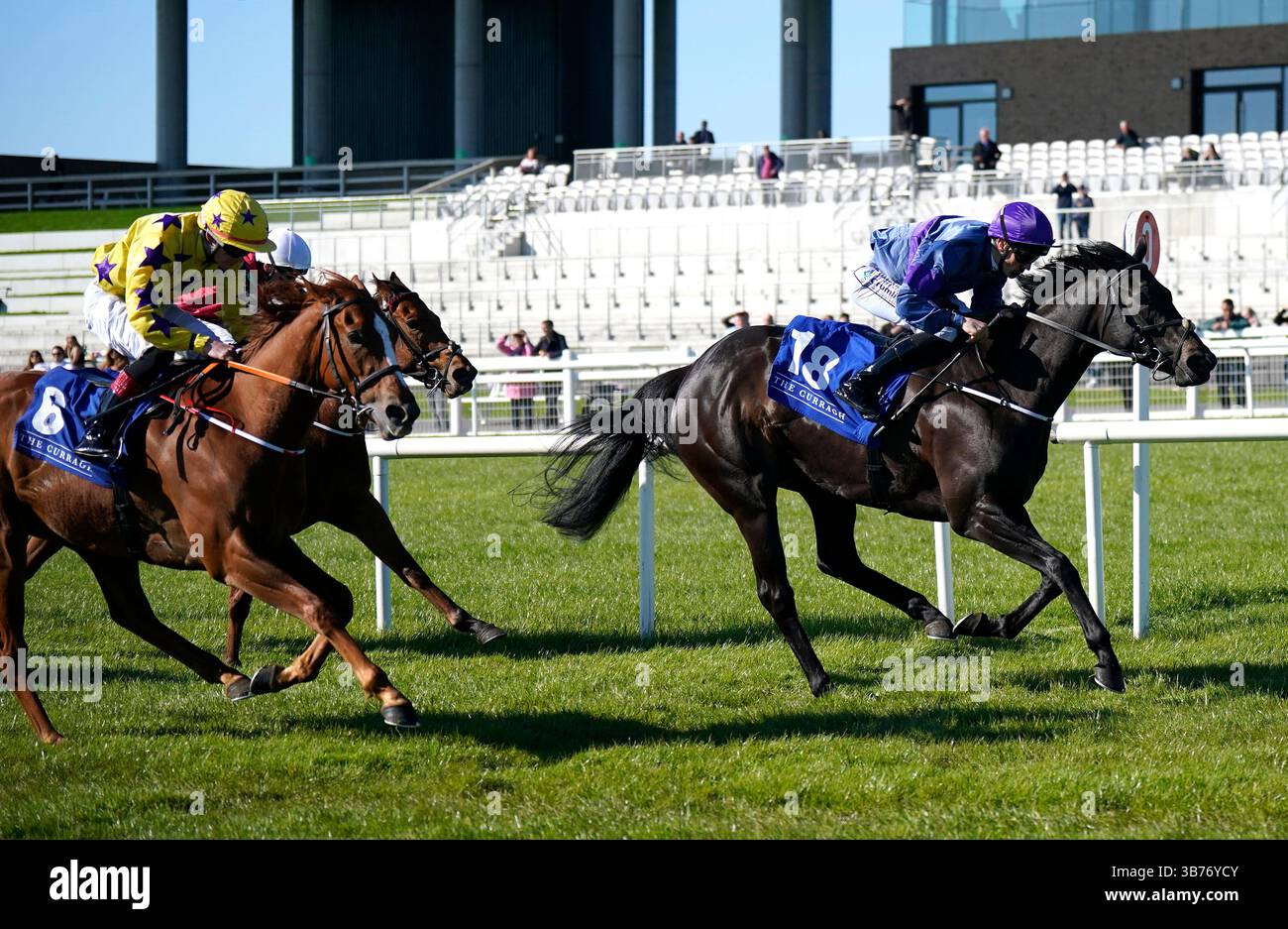 Prime Sign monté par William 'Billy' Lee (à droite) sur leur chemin pour gagner le Treacy Group soutenant Newbridge Parish Day handicap à Curragh Racecourse. Date de la photo : lundi 5 mai 2025. Banque D'Images