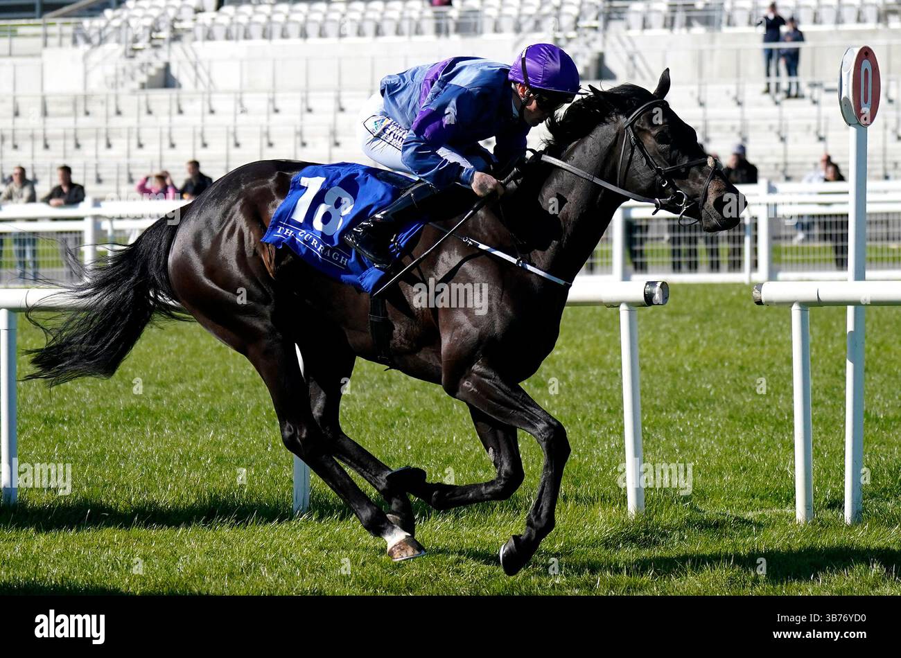 Prime Sign monté par William 'Billy' Lee sur leur chemin pour gagner le Treacy Group soutenant Newbridge Parish Day handicap à Curragh Racecourse. Date de la photo : lundi 5 mai 2025. Banque D'Images