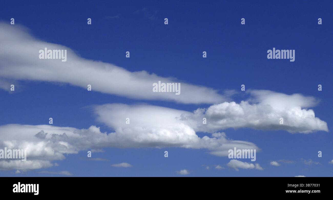 Nuages lenticulaires pendant un high intermédiaire Banque D'Images
