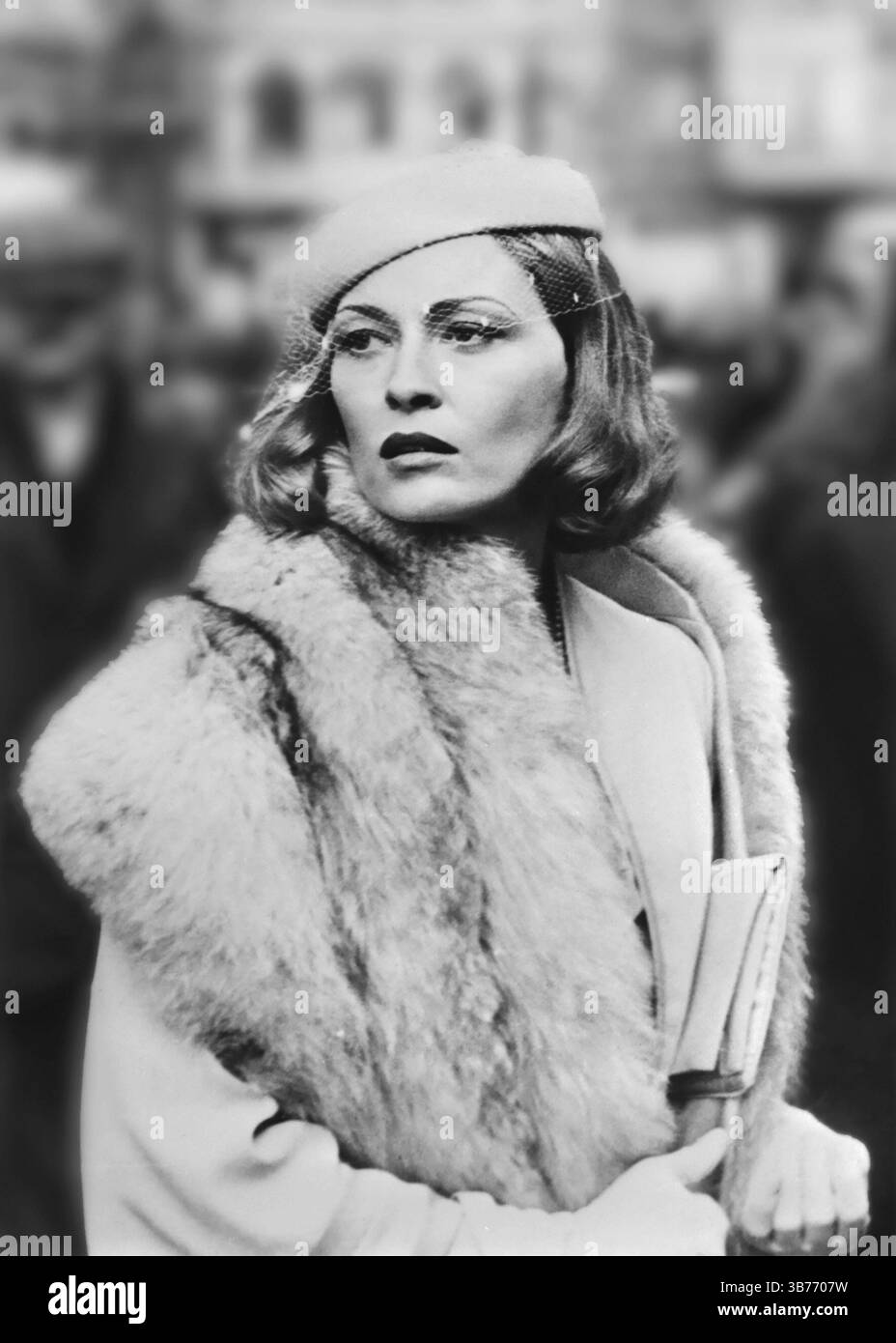 Faye Dunaway. Portrait de l'actrice américaine Dorothy Faye Dunaway (née en 1941) sur le tournage de 'voyage of the Damned' en 1975. Banque D'Images