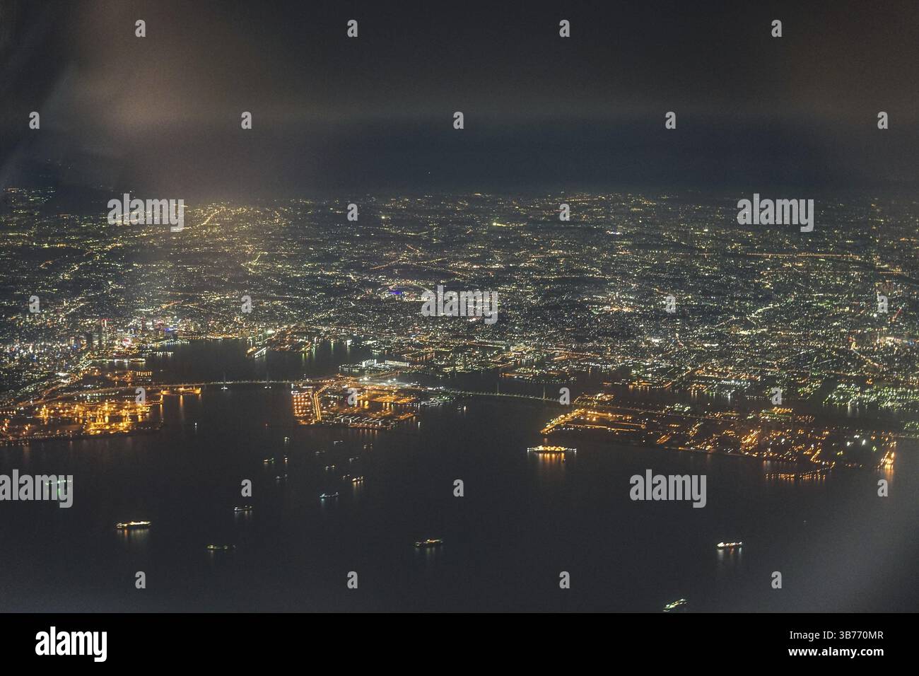 Vue nocturne de Yokohama vue depuis un avion. Lieu de tournage : préfecture de kanagawa, ville de Yokohama Banque D'Images