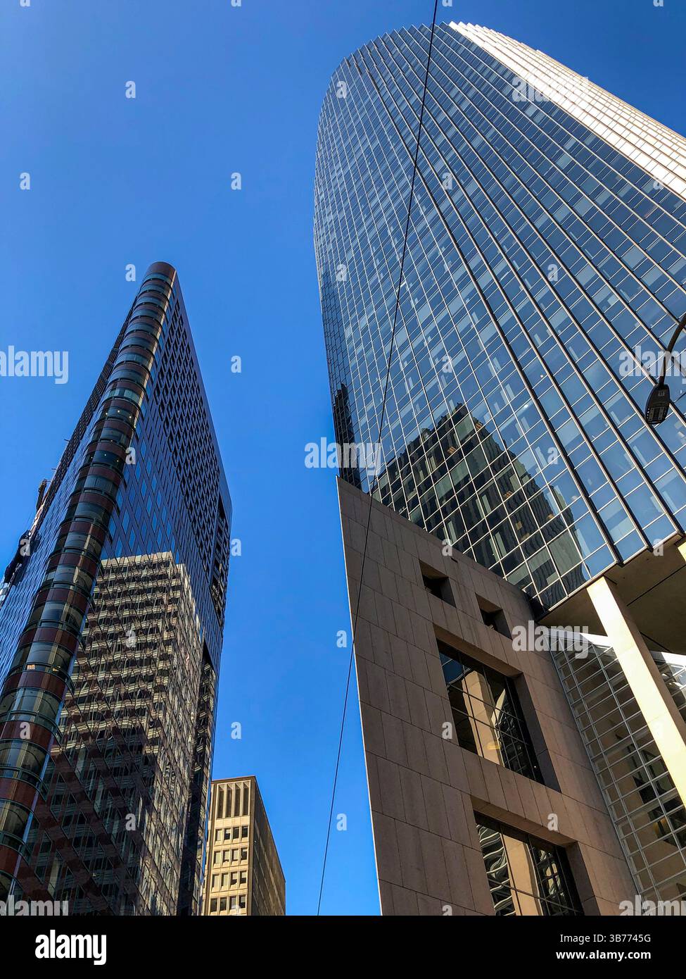 101 California est une grande tour de verre qui se trouve à l'intersection de Pine and Market à San Francisco, en Californie. - Image de stock capturée avec un smartphone
