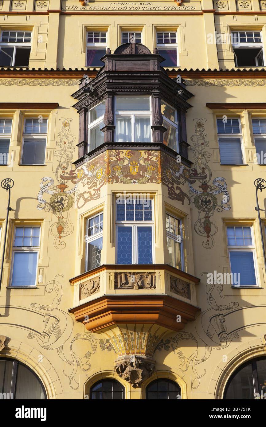 Détail de la façade étonnante d'un bâtiment traditionnel à Prague, République tchèque, Europe Banque D'Images
