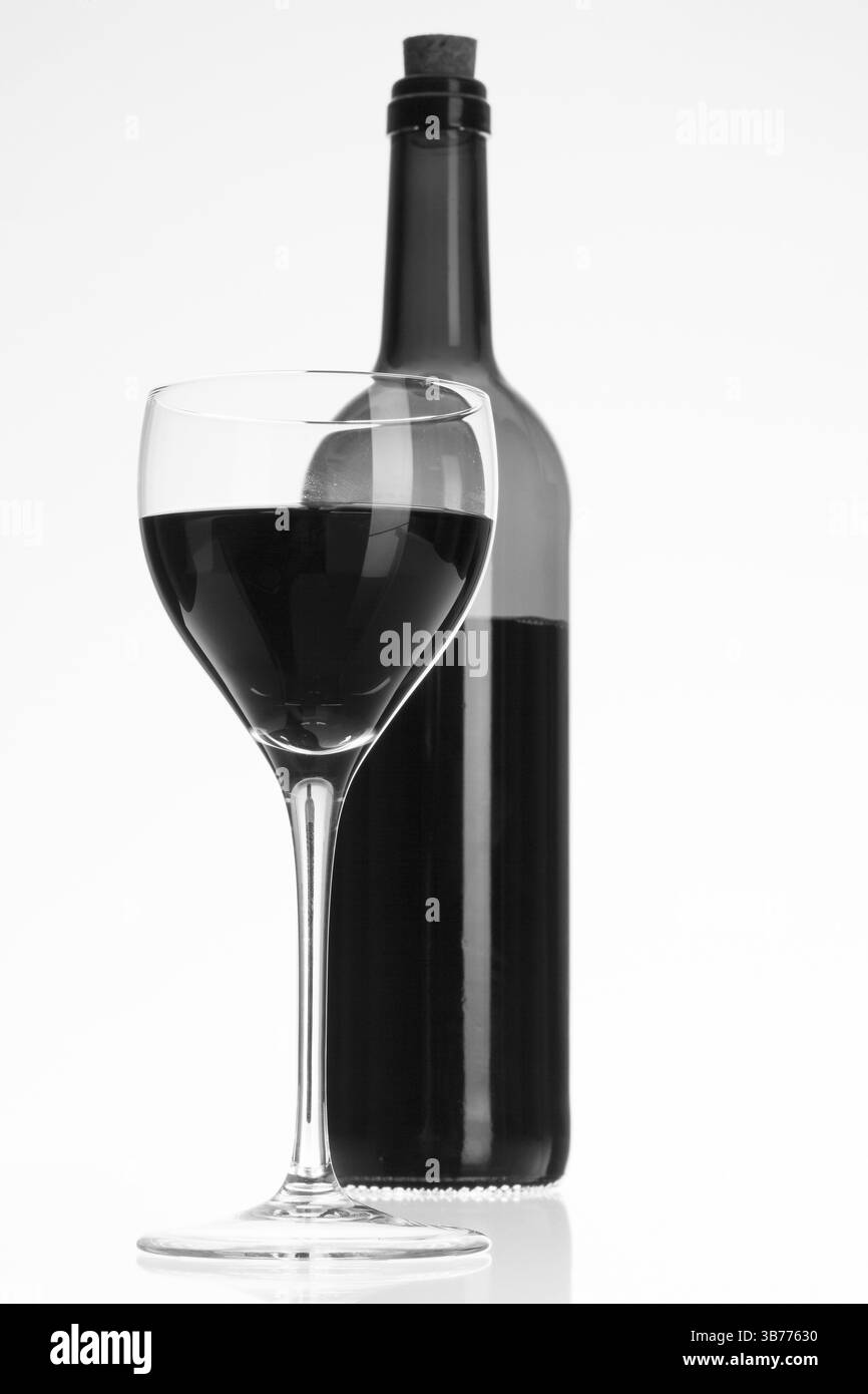 Verre de vin et une bouteille de vin rouge sur le tableau blanc Banque D'Images