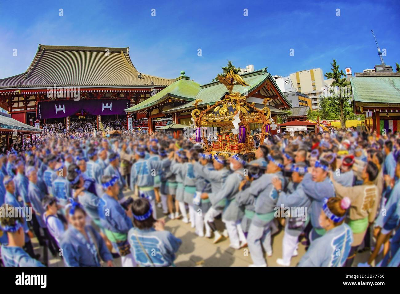 Foule et mikoshi. Lieu de tournage : Taito-Ku, Tokyo Banque D'Images