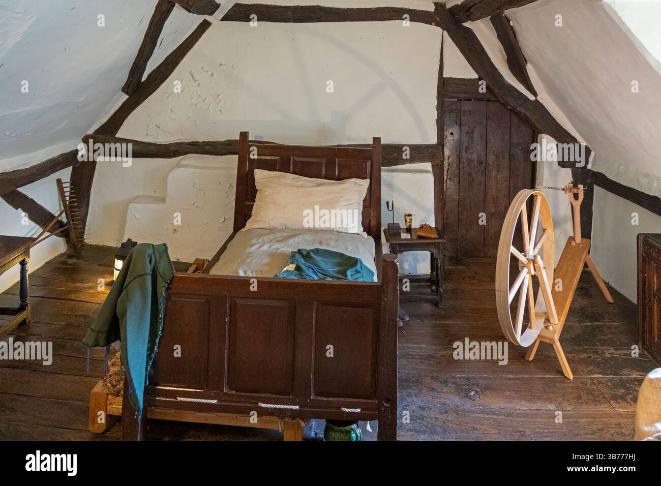 Intérieur, chambre à coucher, lit, roue tournante, Anne Hathaway's Cottage, Shottery, Stratford-upon-Avon, Warwickshire, Angleterre, Grande-Bretagne Banque D'Images