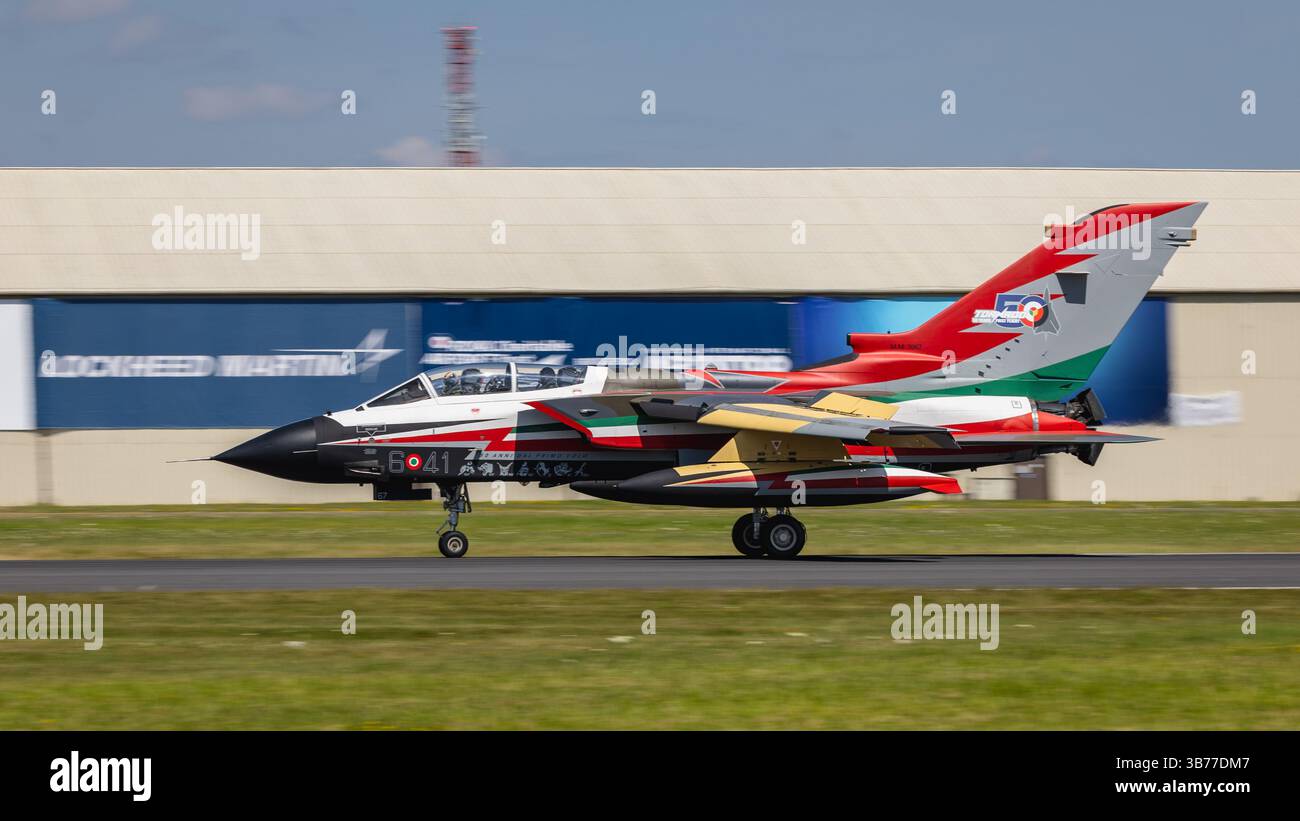 Italian Air Force Panavia IDS A-200 Tornado - peint dans des couleurs spéciales pour marquer le 50e anniversaire du premier vol. Banque D'Images