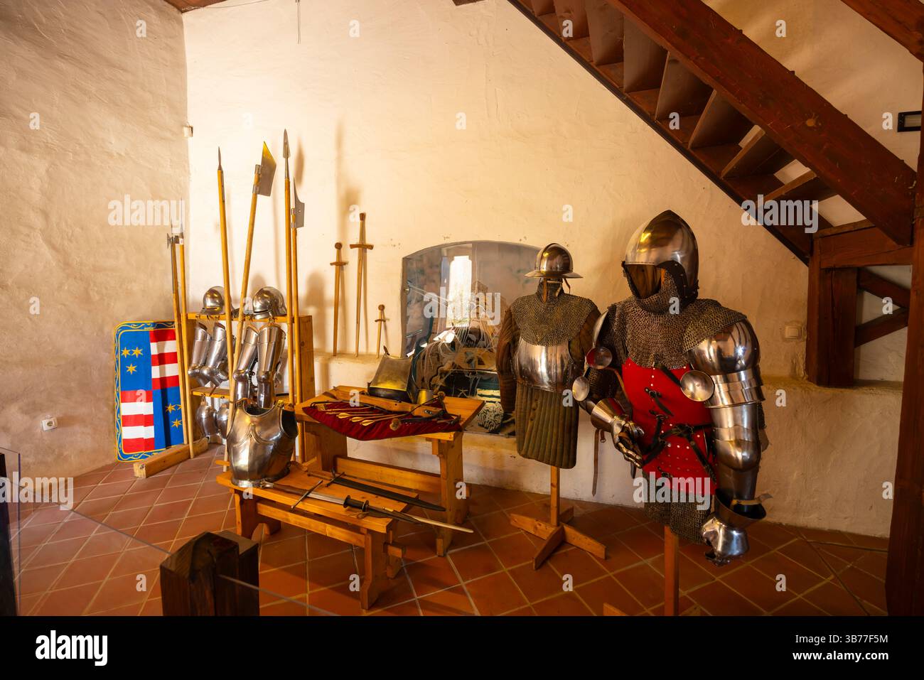 Armures et armes historiques exposées au château de Celje, Slovénie Banque D'Images