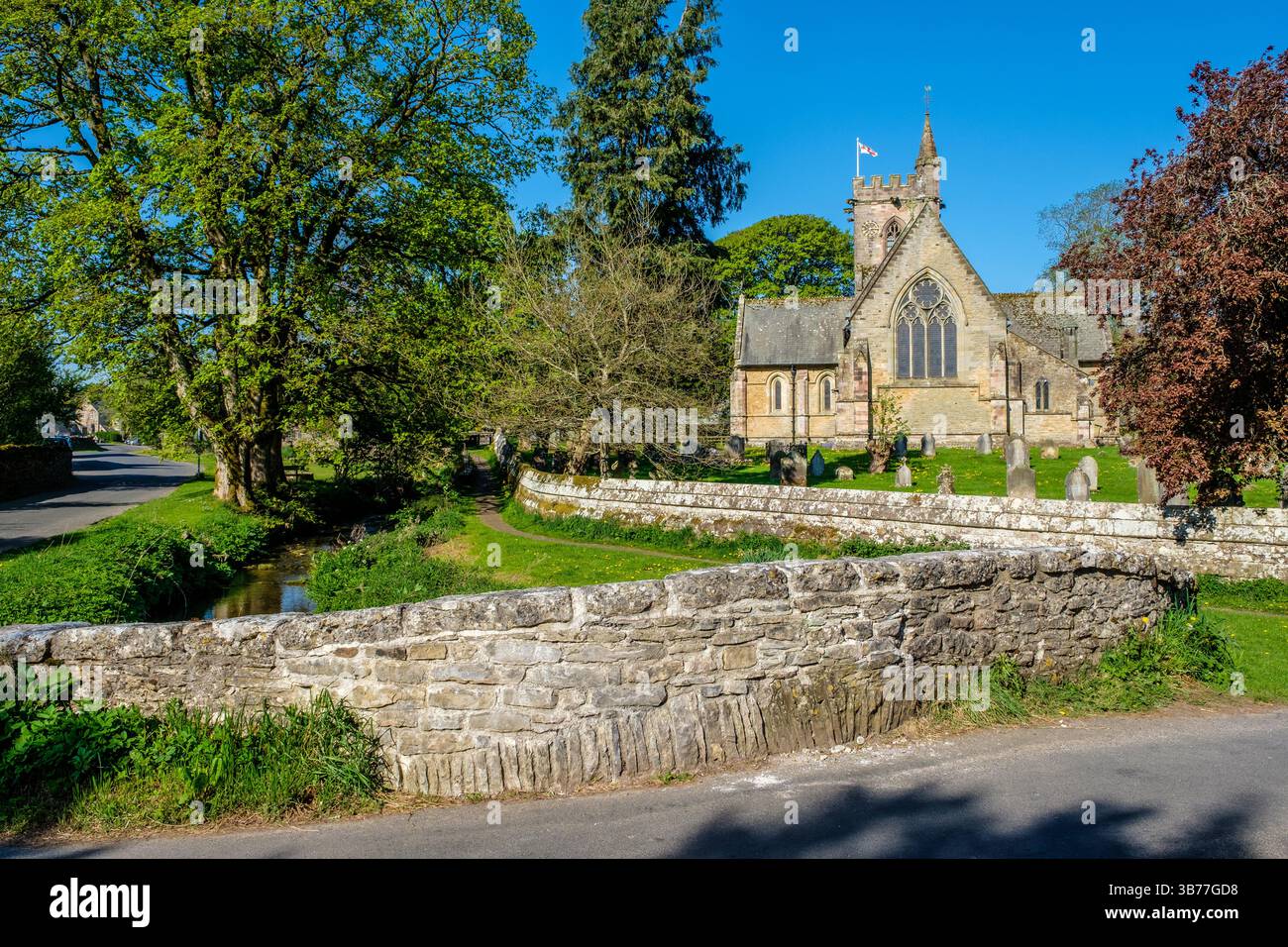 Église Saint-Laurent dans le joli village de Crosby Ravensworth dans la vallée d'Eden, Cumbria Banque D'Images