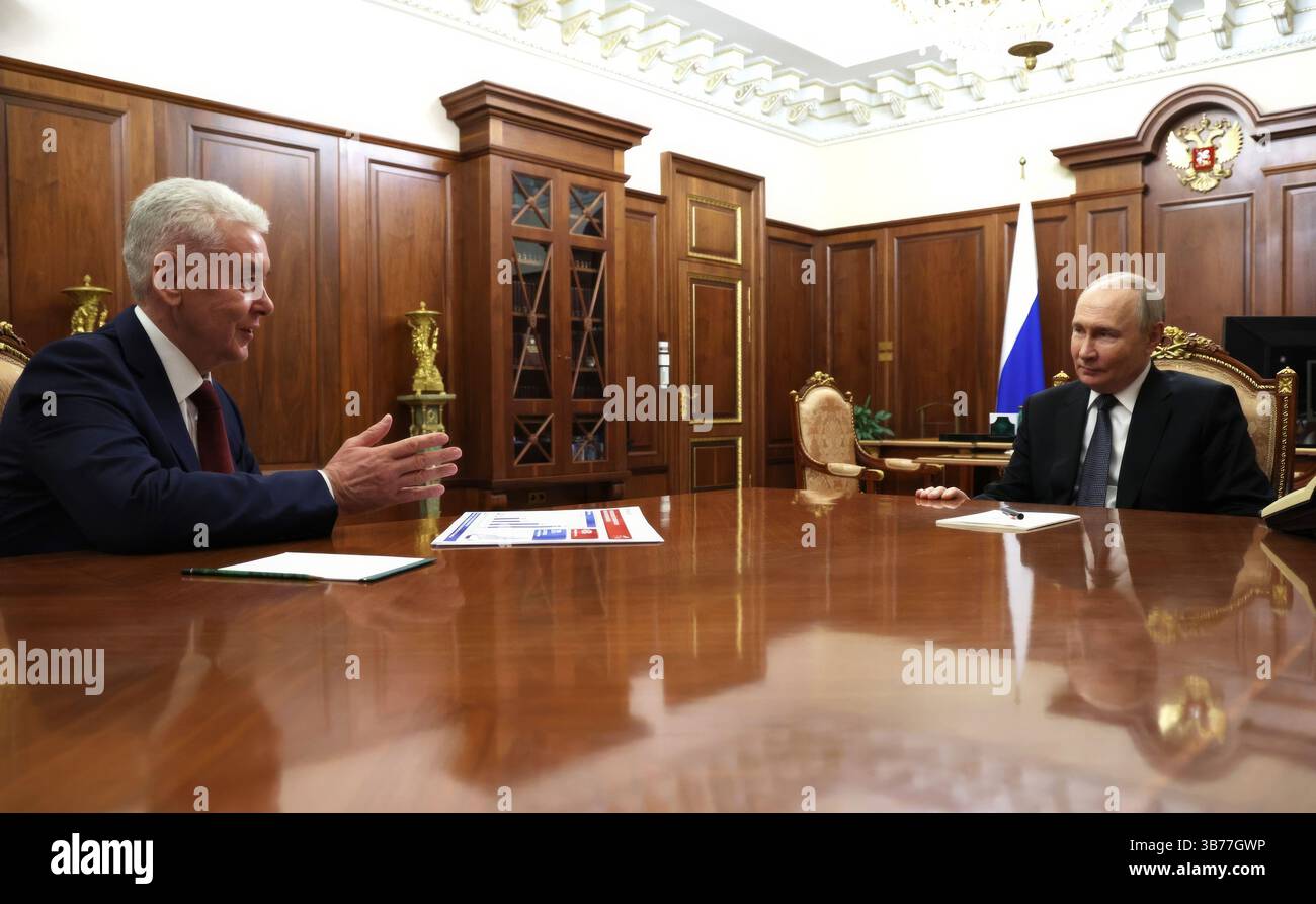 Moscou, Russie. 05 mai 2025. Le président russe Vladimir Poutine, à droite, écoute le maire de Moscou Sergueï Sobyanine, à gauche, livrer son rapport lors d’une réunion en face à face au Kremlin, le 5 mai 2025 à Moscou, en Russie. Crédit : Vyacheslav Prokofyev/Kremlin Pool/Alamy Live News Banque D'Images