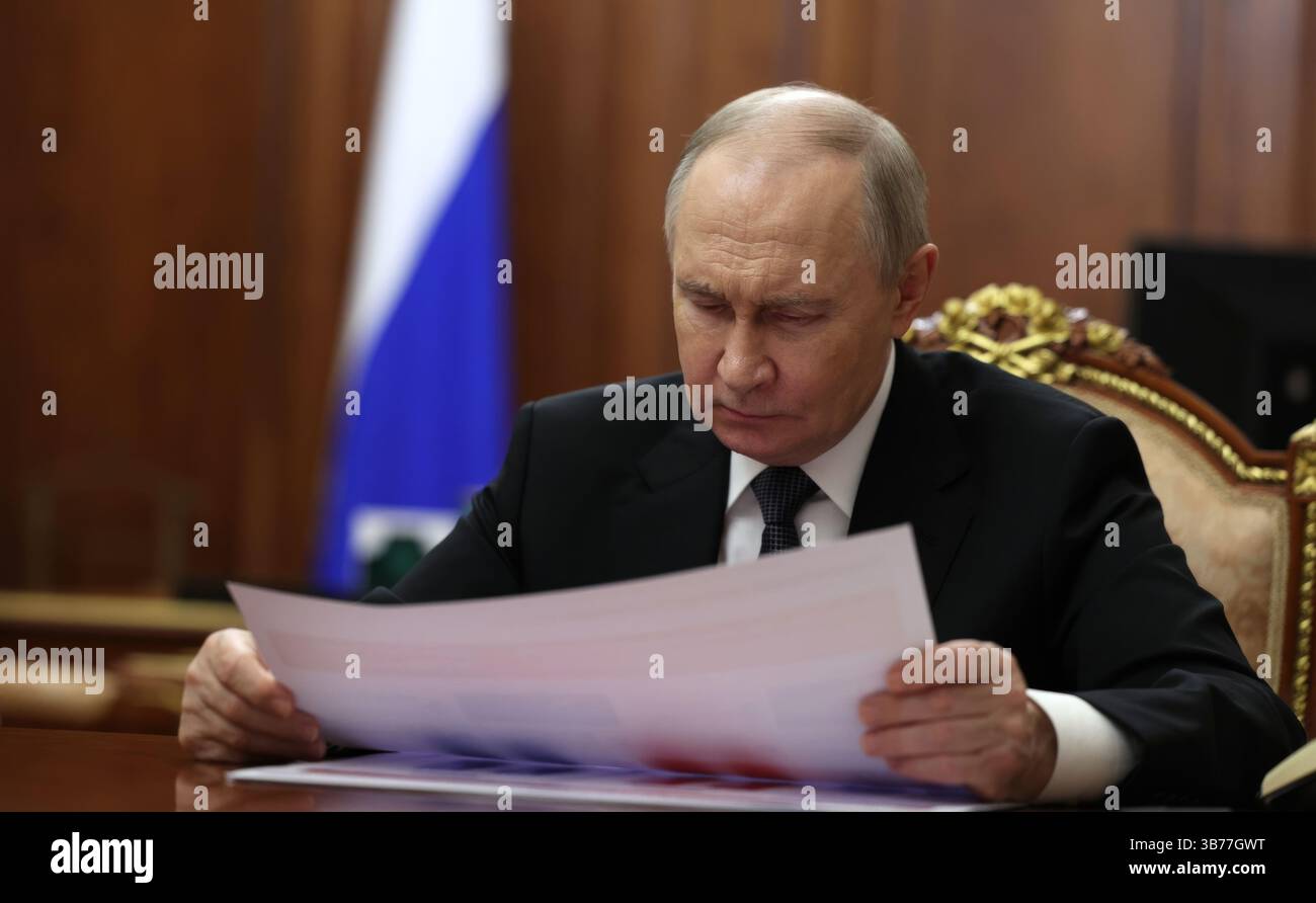 Moscou, Russie. 05 mai 2025. Le président russe Vladimir Poutine lit un rapport alors qu'il écoute le maire de Moscou Sergueï Sobyanine, lors d'une réunion en face à face au Kremlin, le 5 mai 2025 à Moscou, Russie. Crédit : Vyacheslav Prokofyev/Kremlin Pool/Alamy Live News Banque D'Images