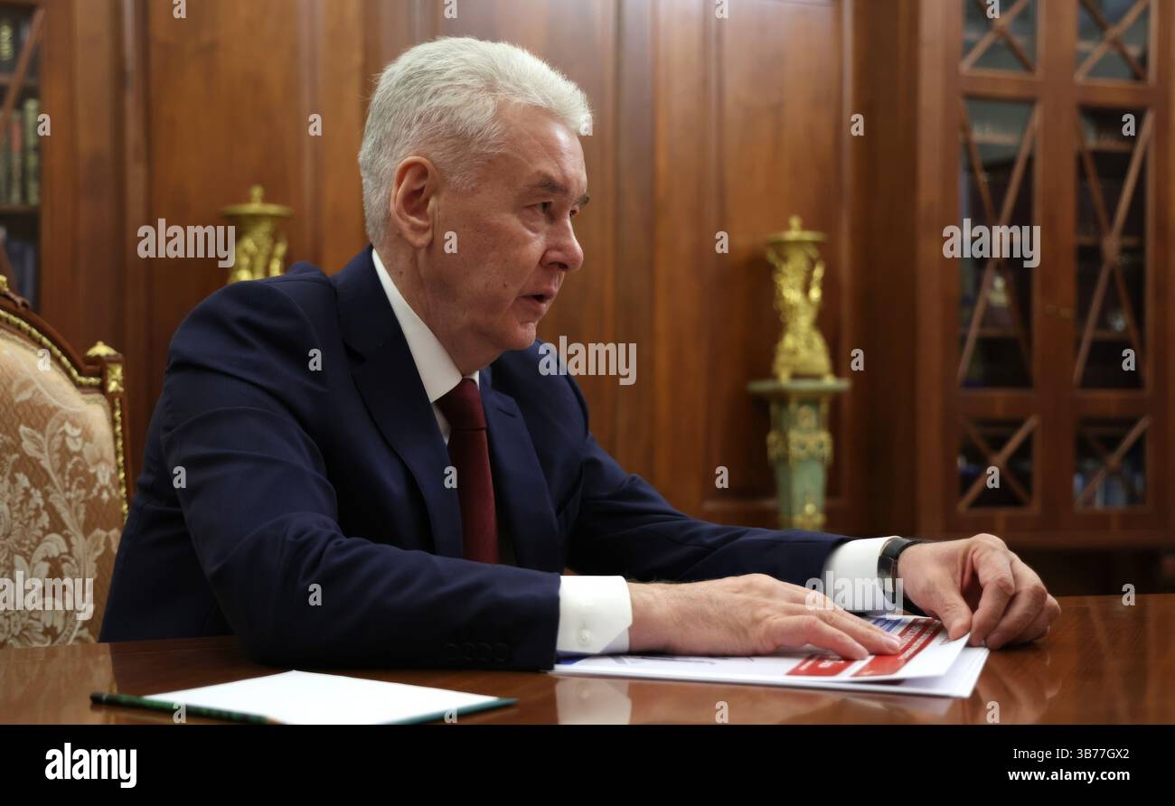 Moscou, Russie. 05 mai 2025. Le maire de Moscou, Sergei Sobyanin, remet son rapport au président russe Vladimir Poutine, lors d’une réunion en face à face au Kremlin, le 5 mai 2025 à Moscou, en Russie. Crédit : Vyacheslav Prokofyev/Kremlin Pool/Alamy Live News Banque D'Images