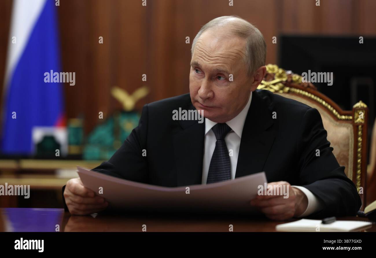 Moscou, Russie. 05 mai 2025. Le président russe Vladimir Poutine, écoute le maire de Moscou Sergueï Sobyanine, expliquer son rapport lors d’une réunion en face à face au Kremlin, le 5 mai 2025 à Moscou, en Russie. Crédit : Vyacheslav Prokofyev/Kremlin Pool/Alamy Live News Banque D'Images