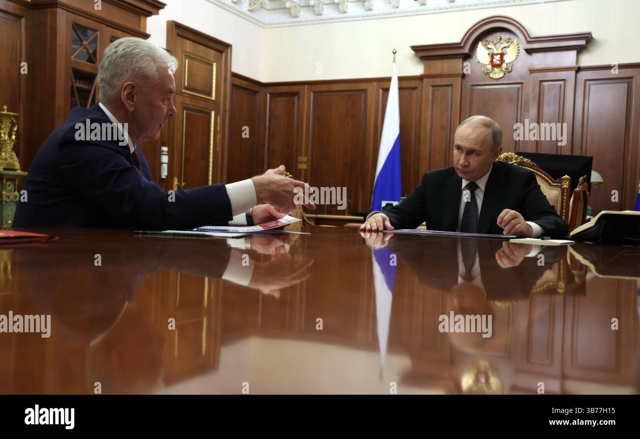 Moscou, Russie. 05 mai 2025. Le président russe Vladimir Poutine, à droite, écoute le maire de Moscou Sergueï Sobyanine, à gauche, livrer son rapport lors d’une réunion en face à face au Kremlin, le 5 mai 2025 à Moscou, en Russie. Crédit : Vyacheslav Prokofyev/Kremlin Pool/Alamy Live News Banque D'Images