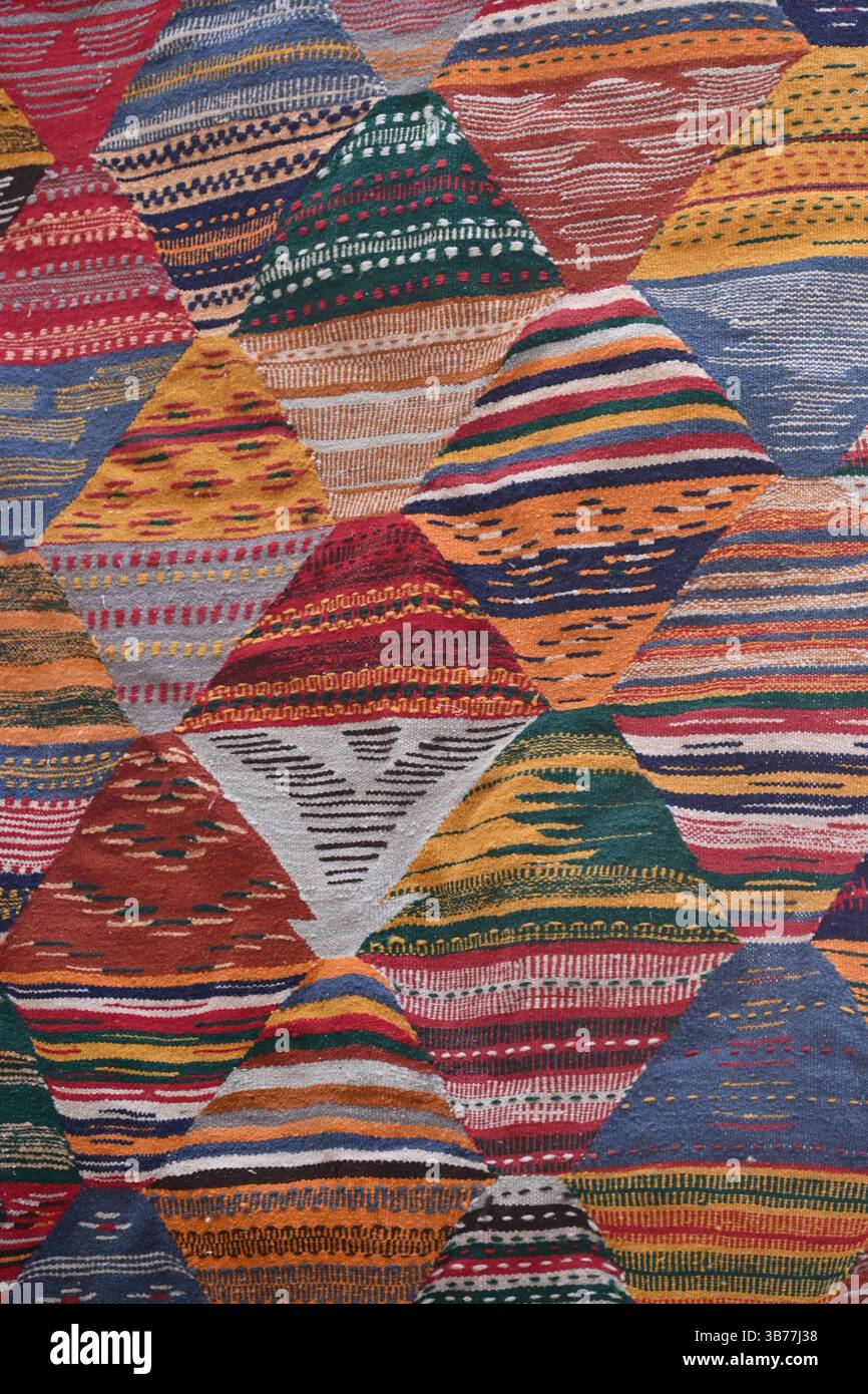 Le motif coloré d'un tapis fait main à l'extérieur d'une boutique dans la médina de Marrakech, Maroc Banque D'Images Le motif coloré d'un tapis fait main à l'extérieur d'une boutique dans la médina de Marrakech, Maroc Banque D'Images