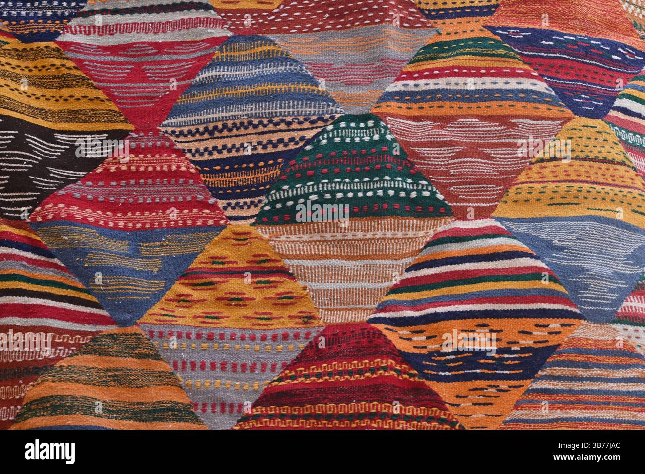 Le motif coloré d'un tapis fait main à l'extérieur d'une boutique dans la médina de Marrakech, Maroc Banque D'Images Le motif coloré d'un tapis fait main à l'extérieur d'une boutique dans la médina de Marrakech, Maroc Banque D'Images
