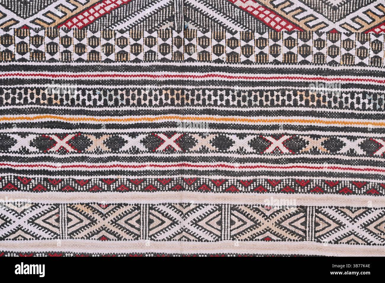 Le motif coloré d'un tapis fait main à l'extérieur d'une boutique dans la médina de Marrakech, Maroc Banque D'Images Le motif coloré d'un tapis fait main à l'extérieur d'une boutique dans la médina de Marrakech, Maroc Banque D'Images