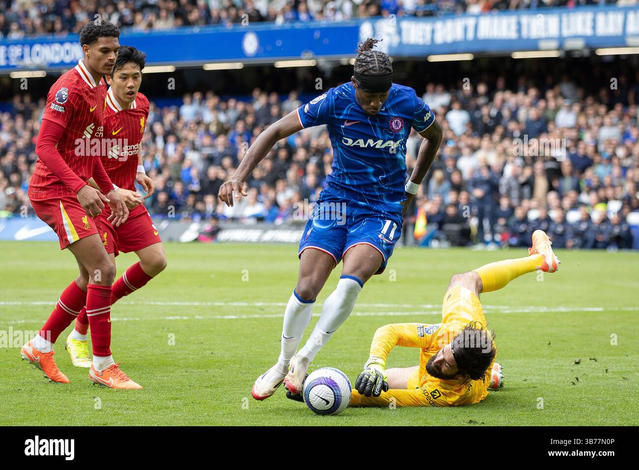 Stamford Bridge, Chelsea, Londres, Royaume-Uni. 4 mai 2025. Premier League Football, Chelsea contre Liverpool ; Noni Madueke de Chelsea dépasse Alisson Becker de Liverpool Credit : action plus Sports/Alamy Live News Banque D'Images