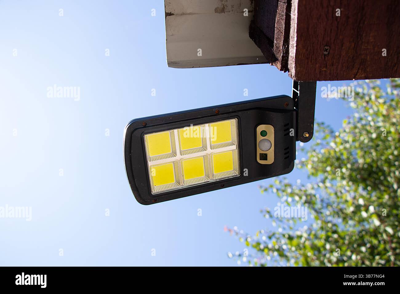 Lampe LED extérieure sur le toit de la maison, éclairage extérieur en Ukraine Banque D'Images