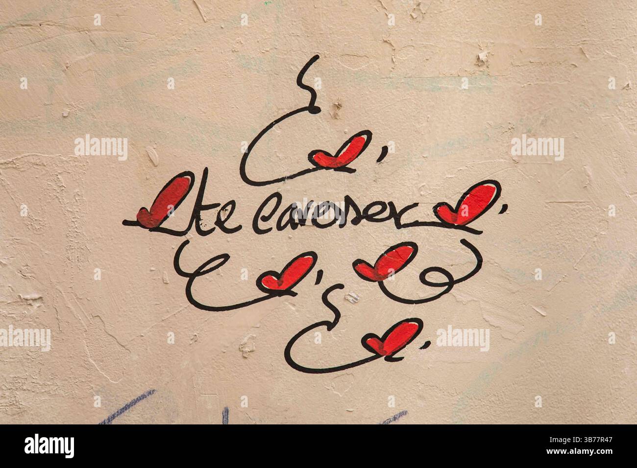 Rue Montmartre équipée Te Caresser. Graffiti sincère sur le mur de la rue Saint-rustique dans le 18ème arrondissement de Paris, France. Banque D'Images