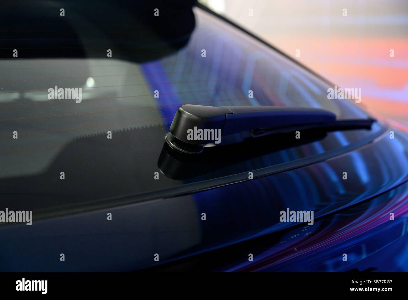 Essuie-glace arrière de véhicule automobile. Gros plan des essuie-glaces arrière sur une voiture neuve. Vue arrière de la voiture blanche avec essuie-glace arrière Banque D'Images