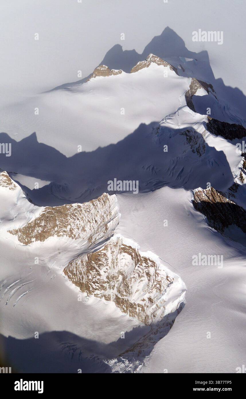 La plate-forme de glace Larsen en Antarctique vue depuis l'avion DC-8 de la NASA pendant la campagne AirSAR 2004. AirSAR 2004 est une expédition de trois semaines dans le centre Banque D'Images