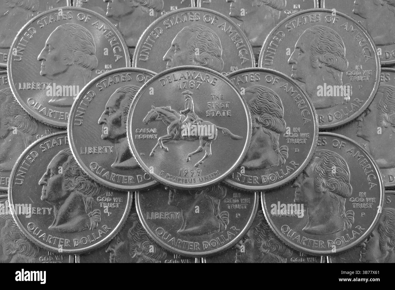 Pièces de monnaie des États-Unis. Pile des quarts de pièces US avec George Washington et sur le dessus un quart de Delaware State Banque D'Images