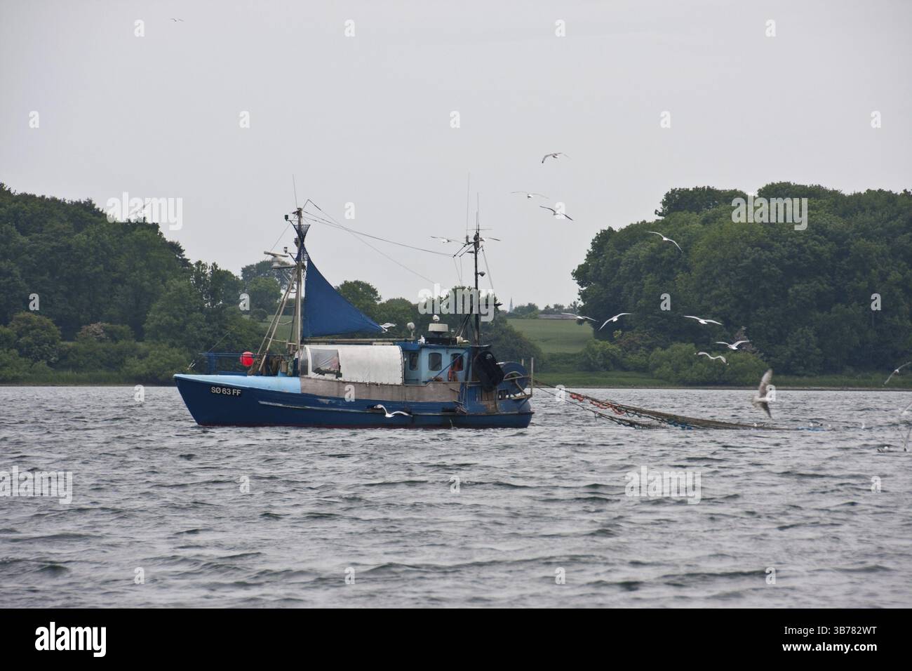 Bateau de pêche avec chalut Banque D'Images