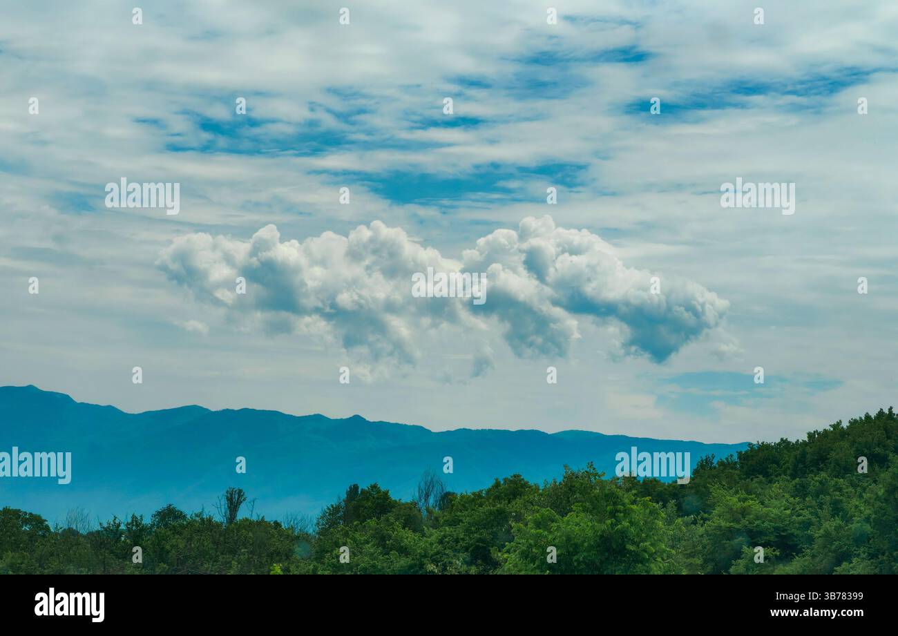 Nuages au-dessus des montagnes : une vue de voyage Banque D'Images