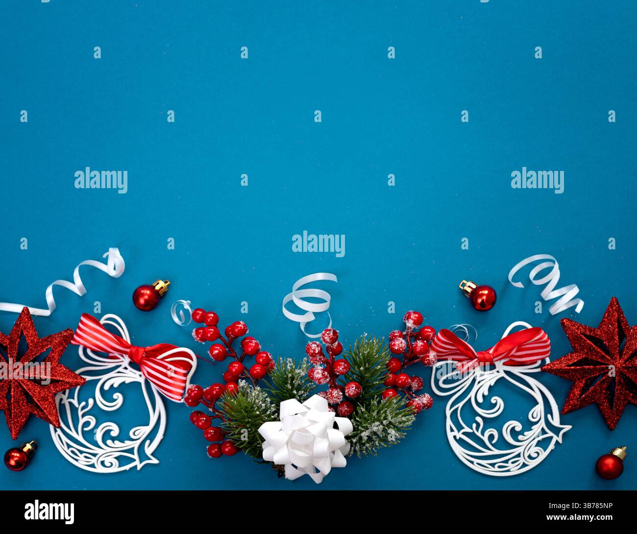 Décorations de Noël plat sur fond bleu, cadre de vacances, arrière-plan d'hiver espace de copie vide. Carte du nouvel an. Banque D'Images