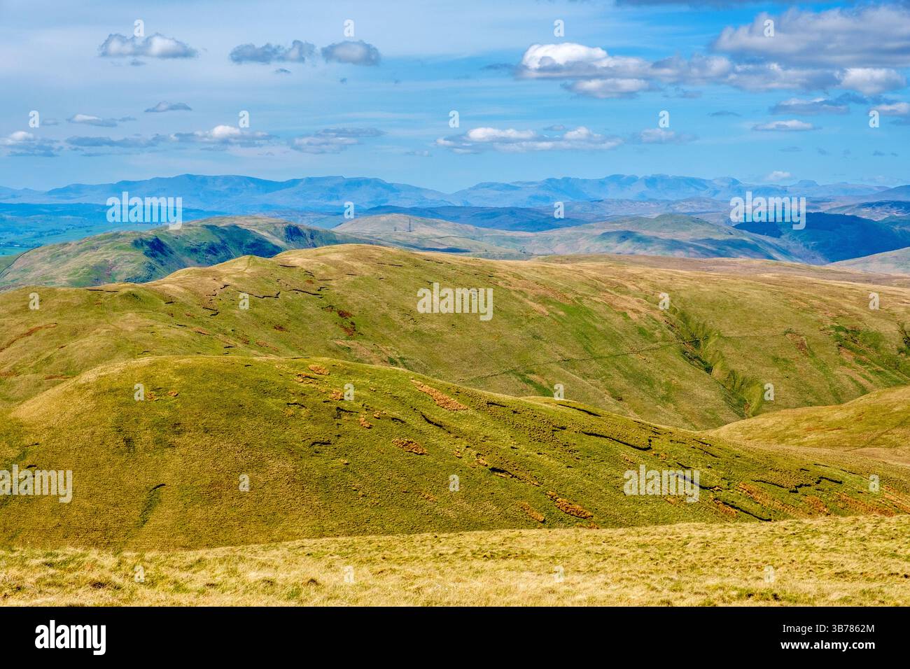 Vue vers le Lake District depuis les Howgill Fells, Cumbria Banque D'Images