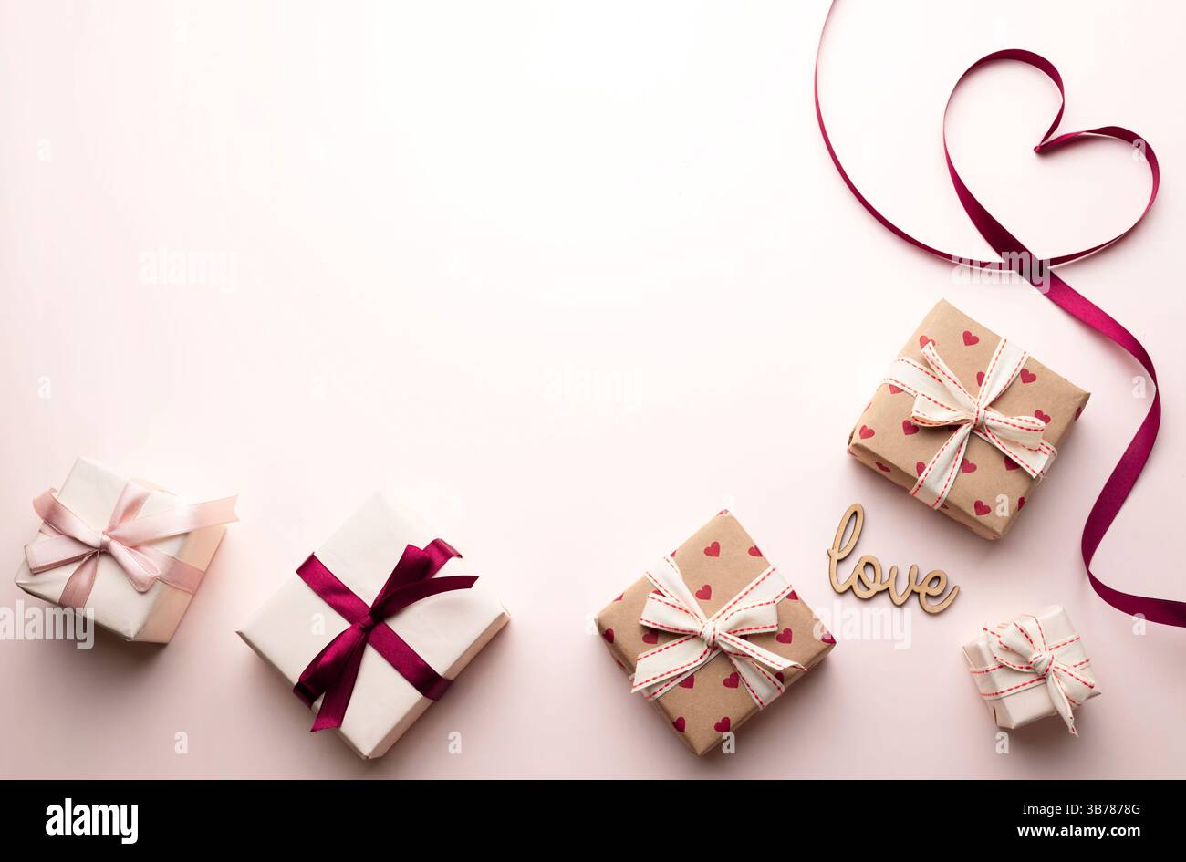 Espace vide rose fond de saint-valentin, boîtes cadeaux décorées avec ruban en forme de coeur espace vide copie. Toile de fond de Noël. Banque D'Images
