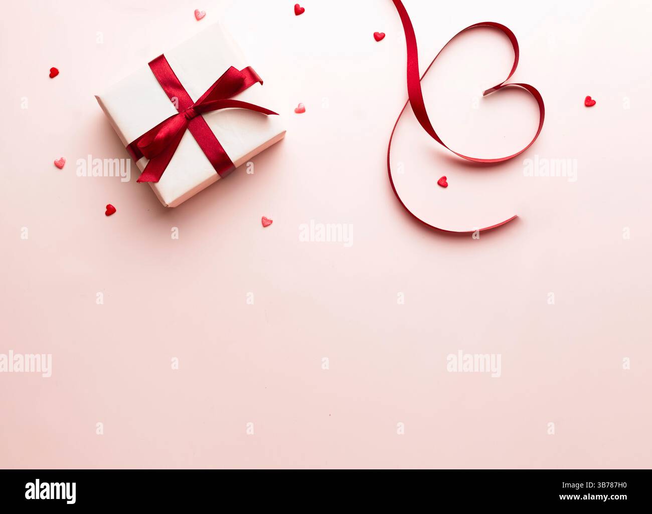 Fond de Saint-Valentin, boîte cadeau décorée avec ruban rouge vue de dessus. Forme de coeur objct personne plat lay.Christmas toile de fond. Carte de fête des mères.Birthd Banque D'Images