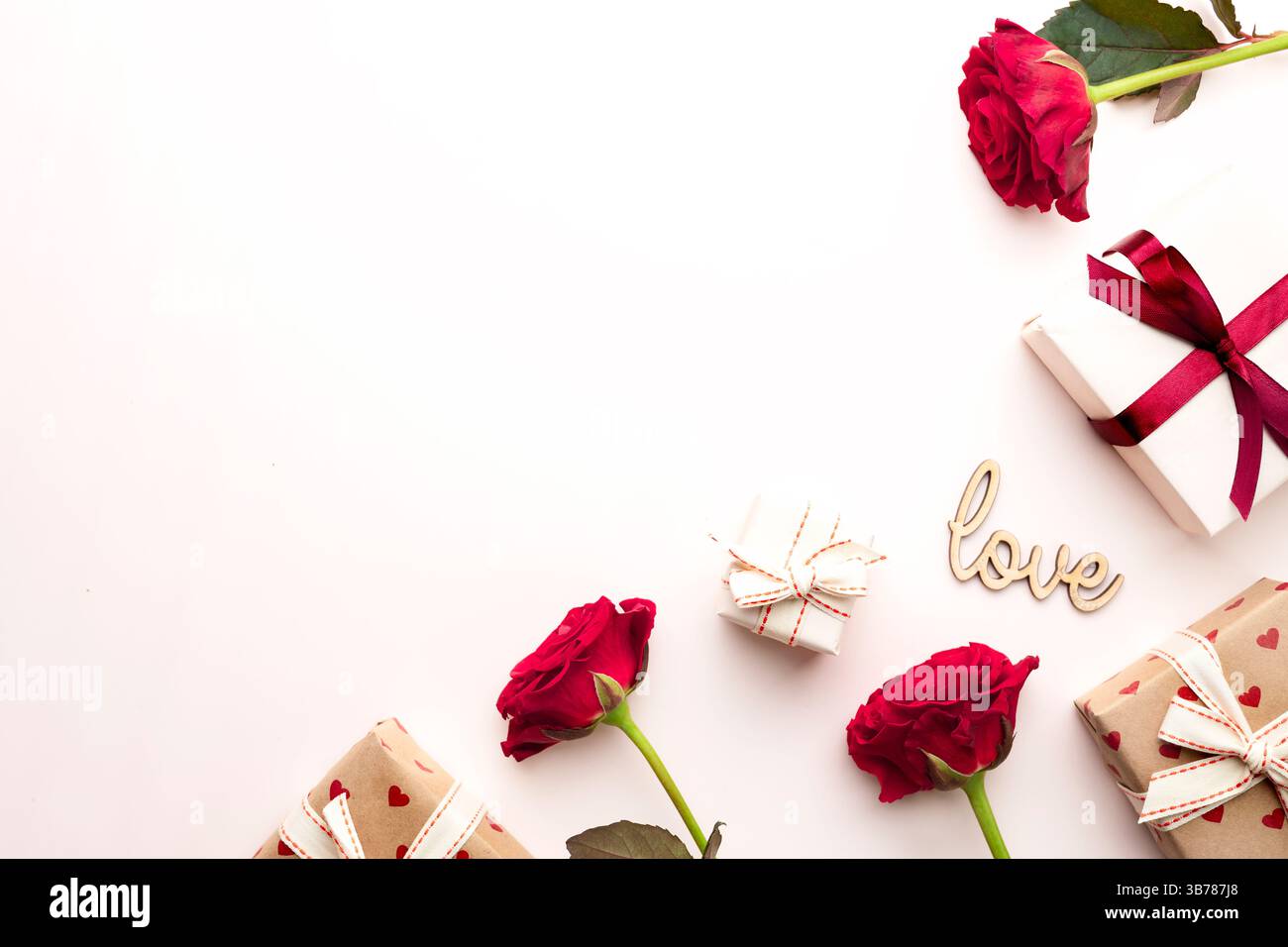 Toile de fond romantique, fond de Saint-Valentin. Fête des mères. Roses rouges et boîtes-cadeaux vue de dessus espace de copie vide. Objets flatlay, none.Elegant flower de Banque D'Images