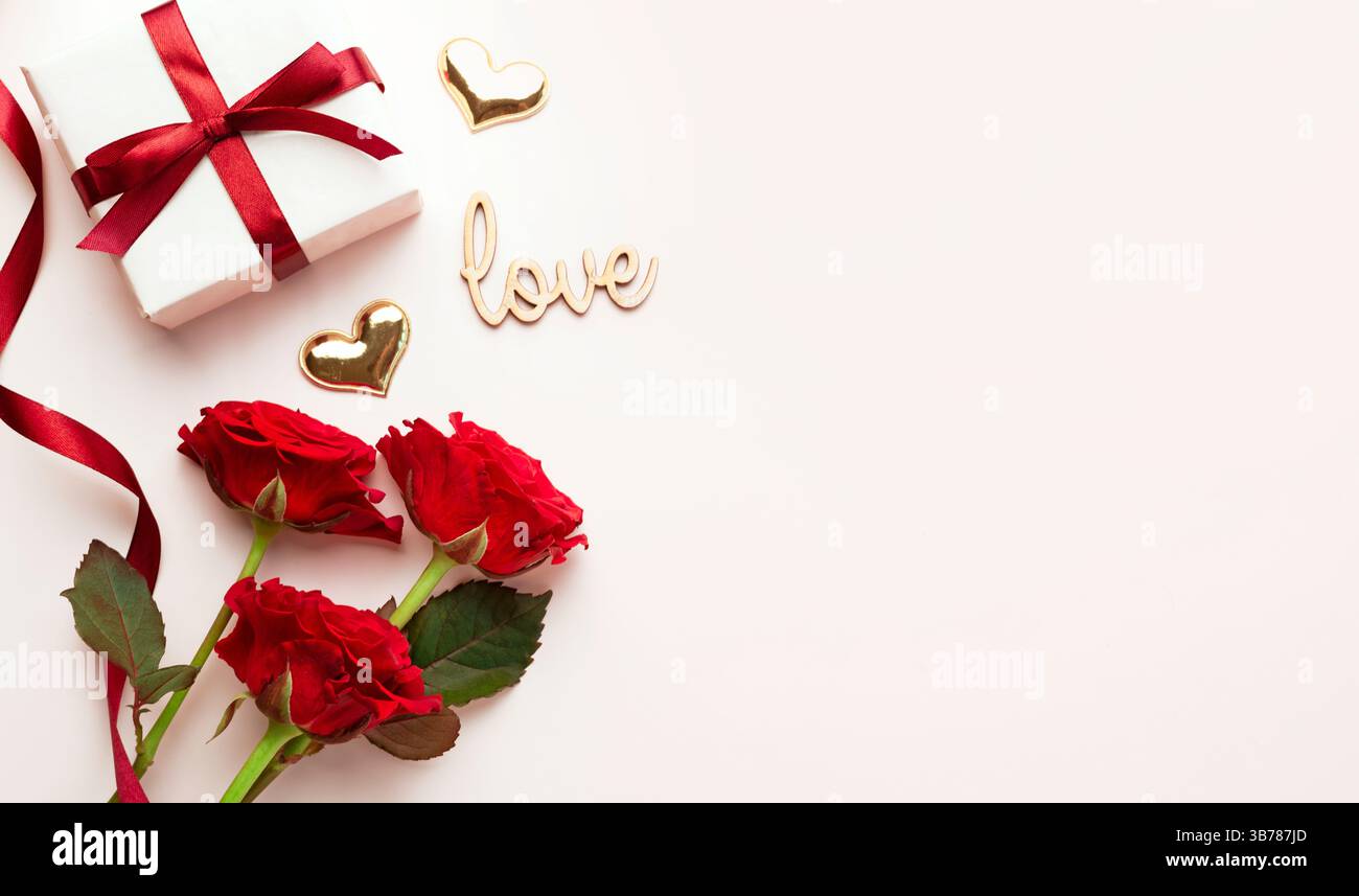 Fond de Saint-Valentin, carte de vacances décorée avec des roses rouges, des coeurs et une boîte-cadeau, des objets de vue de dessus, Nobody.Empty espace de copie romantique Backdrop.Ele Banque D'Images